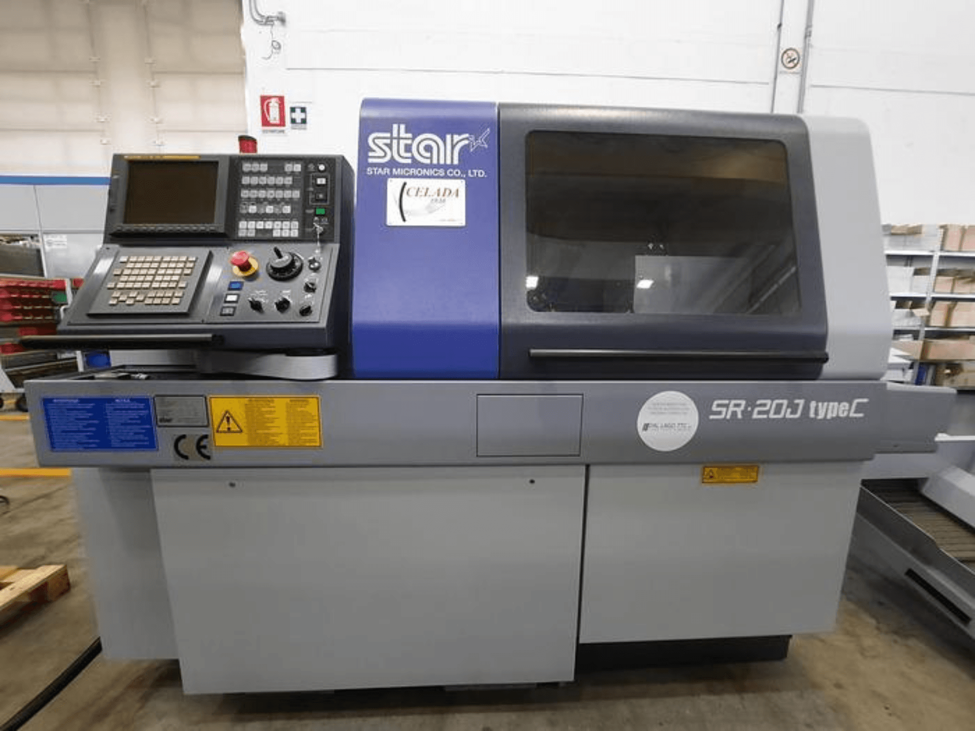 Star Micronics SR-20J Typ C CNC-Drehmaschine, Vorderansicht, mit Bedienfeld und Display, mit Darstellung der Bedientasten.