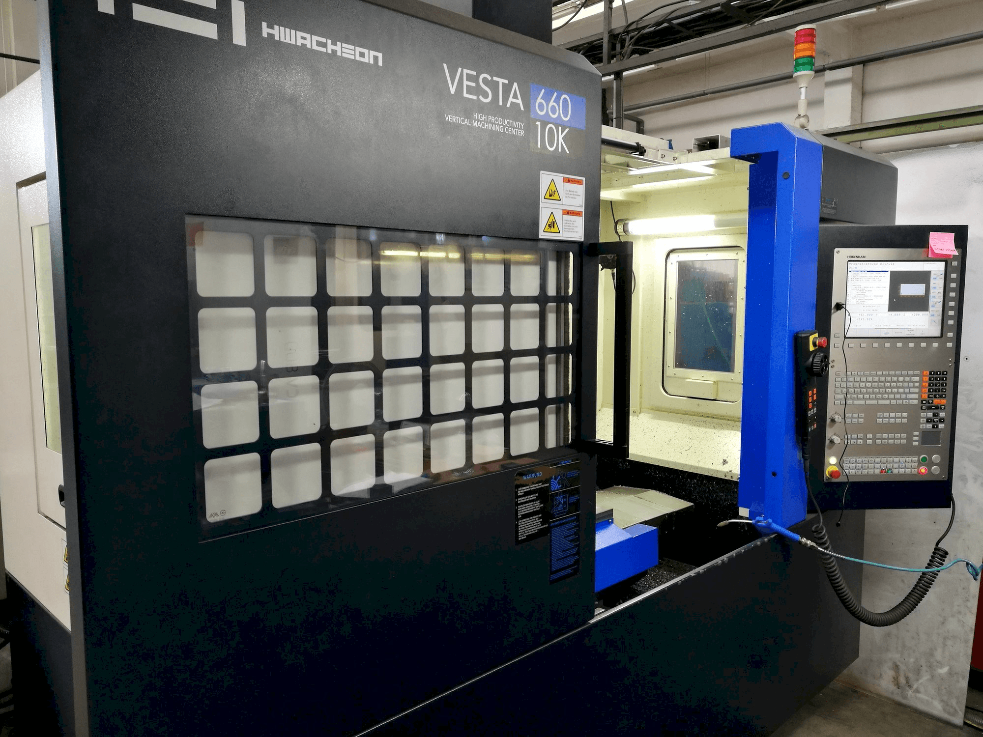 Frontansicht der HWACHEON Vesta-600 Maschine