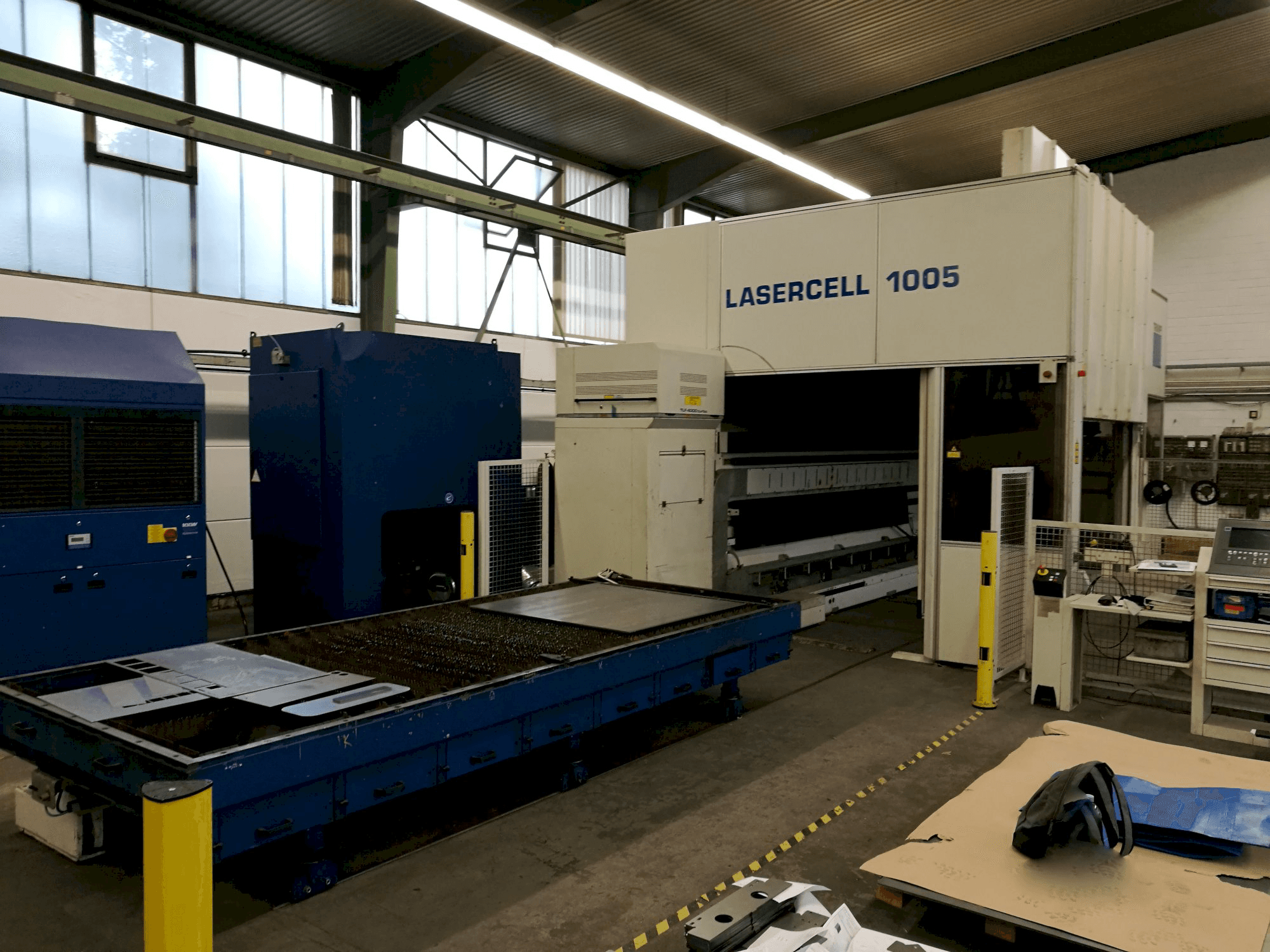 Linke Ansicht der Trumpf Lasercell TLC 1005 Maschine