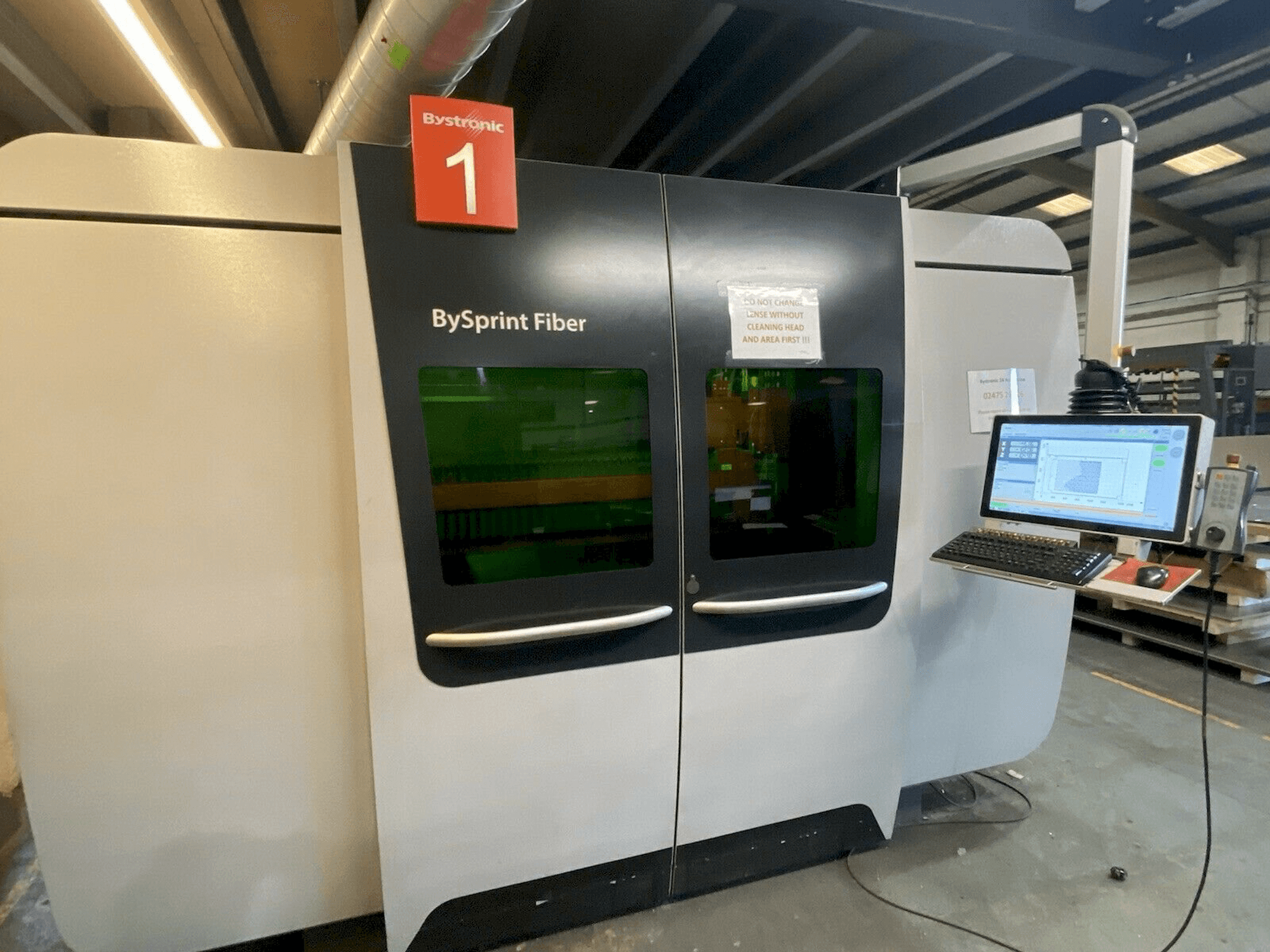 Frontansicht der Bystronic Bysprint 3015 Maschine