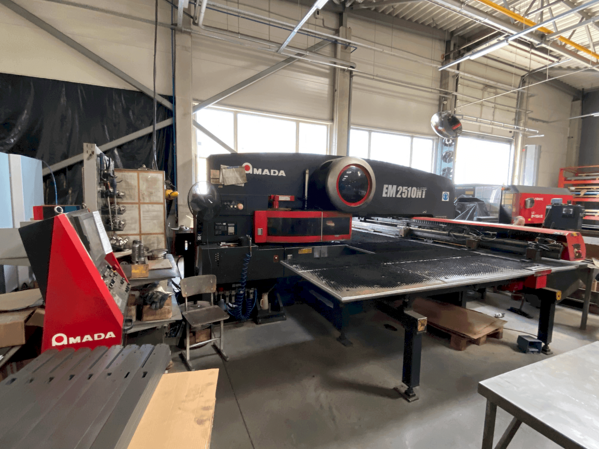Frontansicht der AMADA EM2510NT Maschine