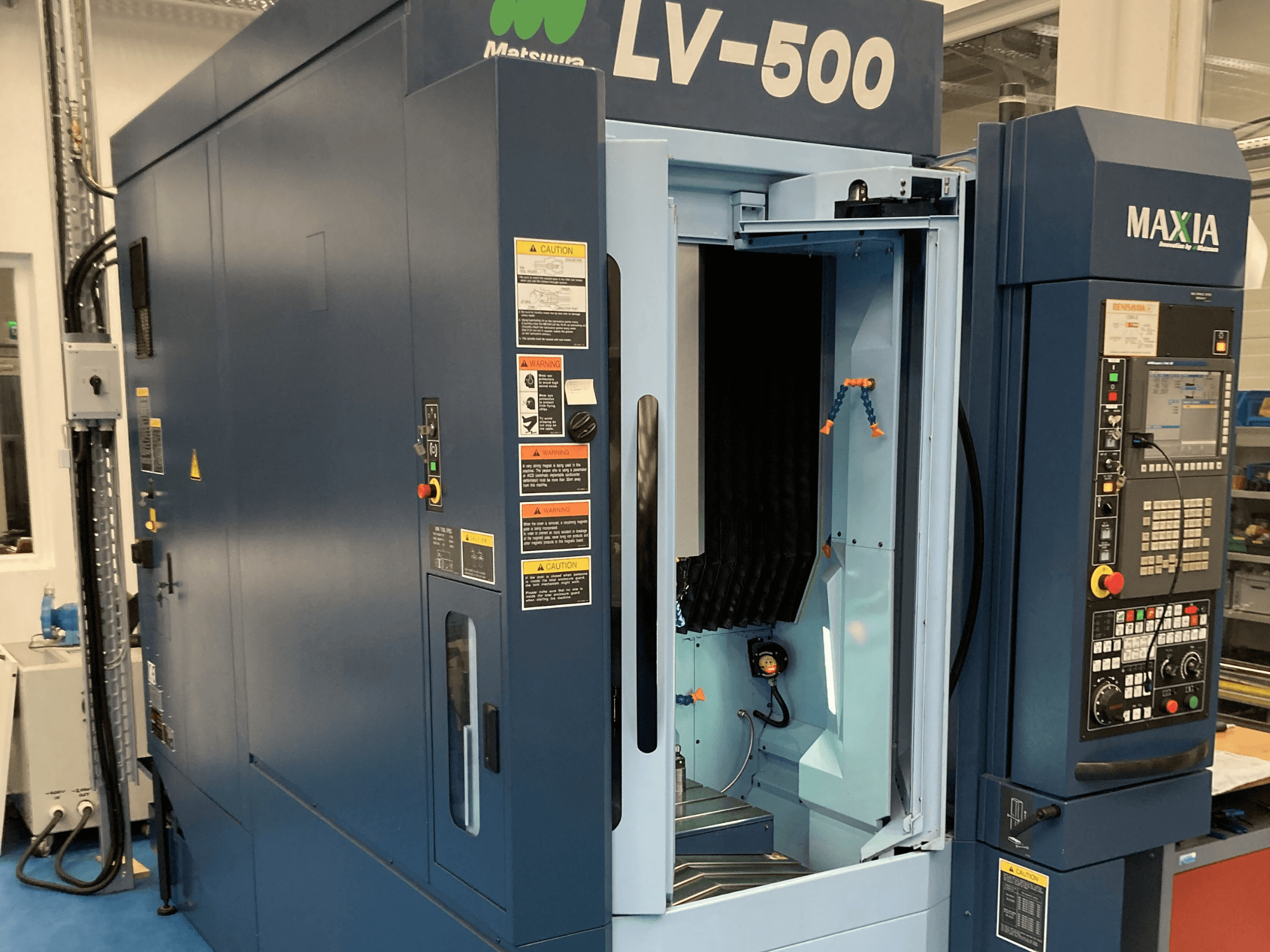 Matsuura LV-500 Vertikal-Bearbeitungszentrum in der Frontansicht, mit offener Tür und Bedienfeld mit Tasten.