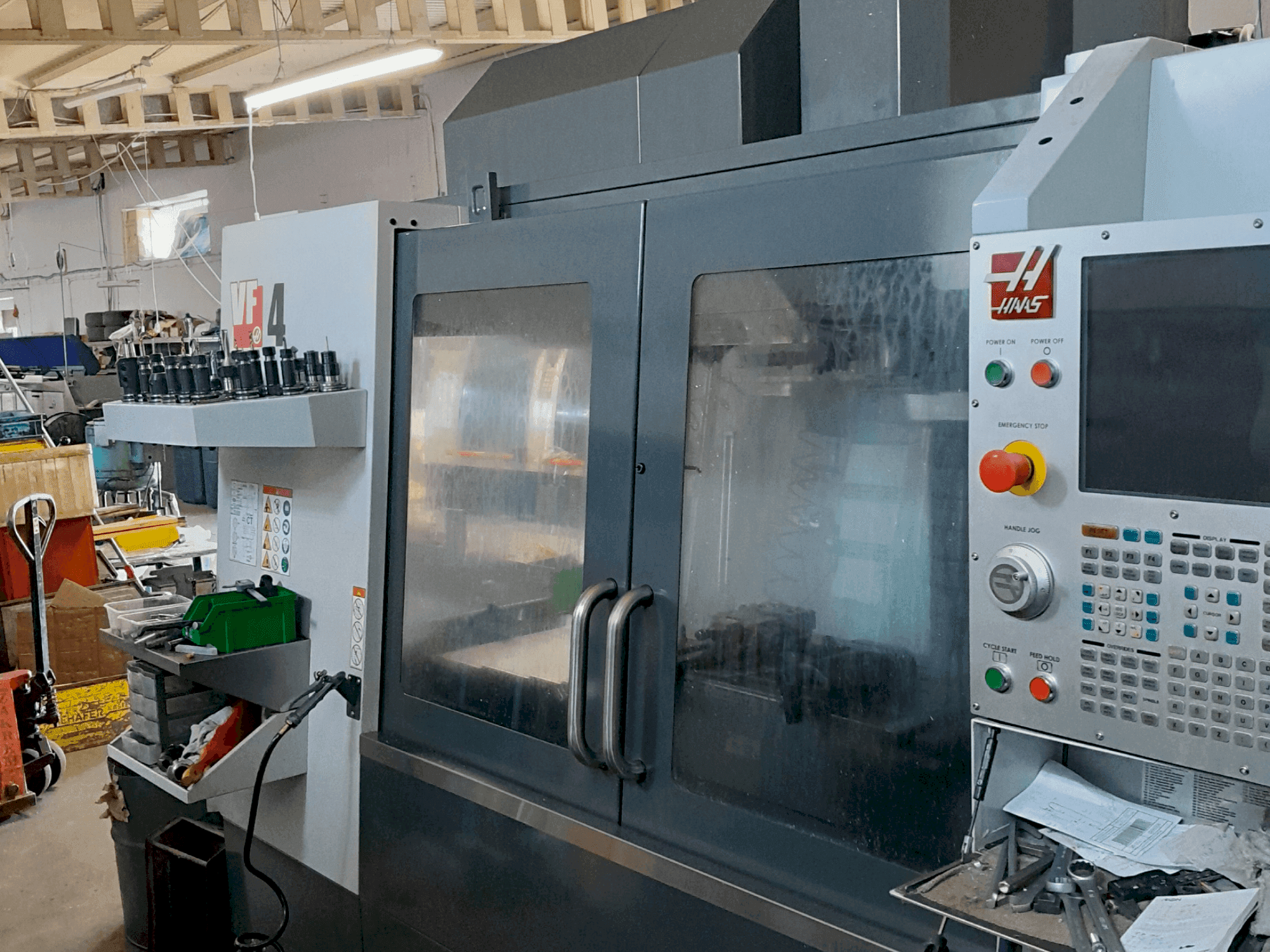 Frontansicht der HAAS VF-4 Maschine