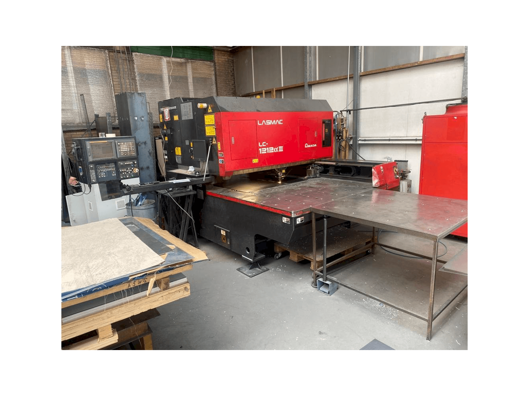 Frontansicht der AMADA LC 1212 A3 Maschine