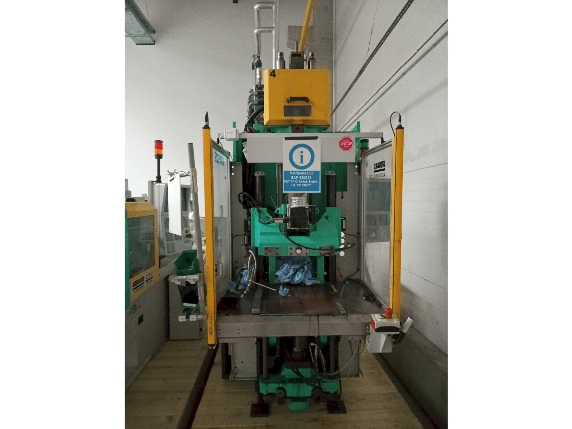 Frontansicht der Arburg Allrounder 275V 250-70 Maschine