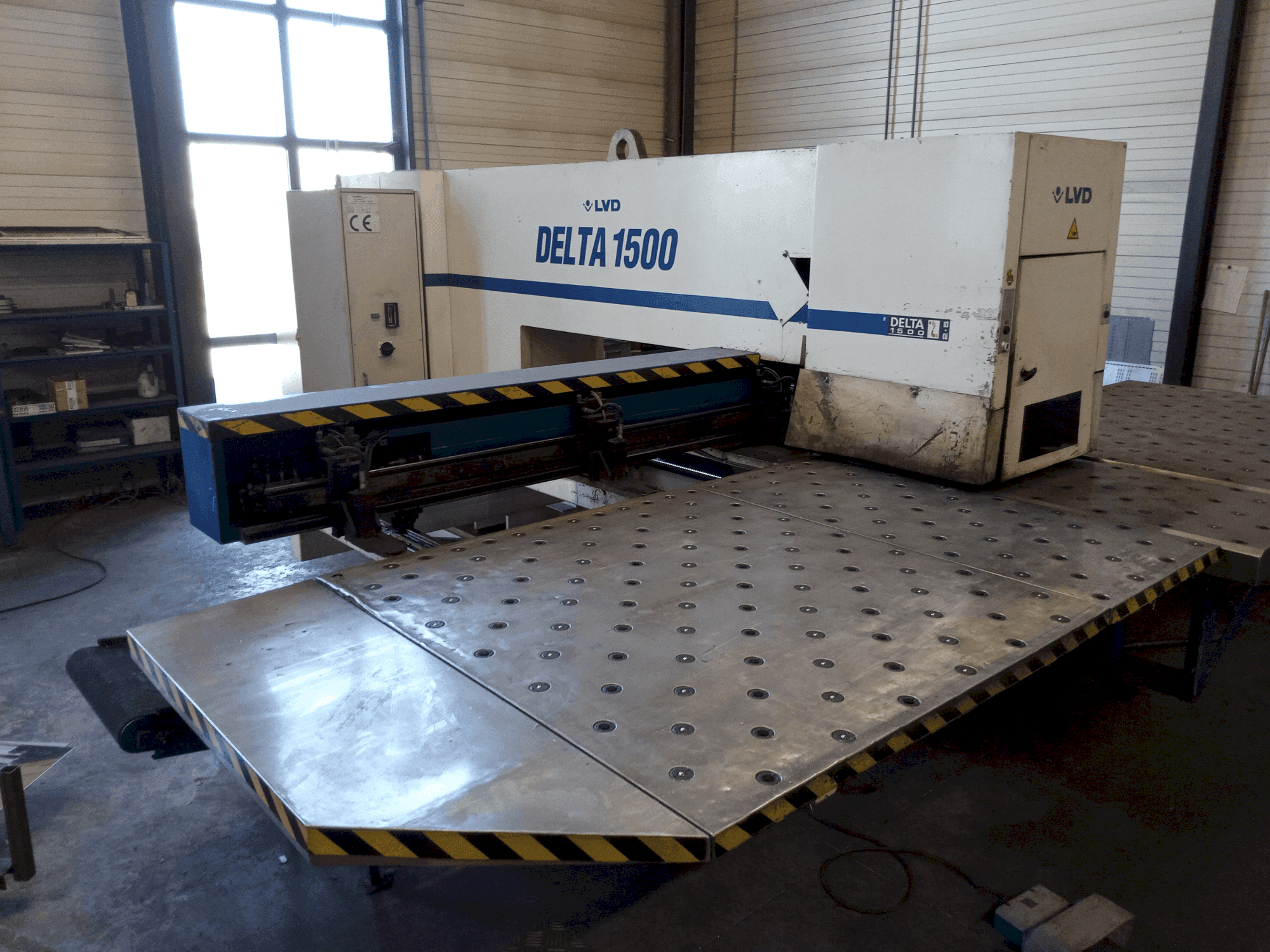 Frontansicht der LVD DELTA 1500 LB Maschine