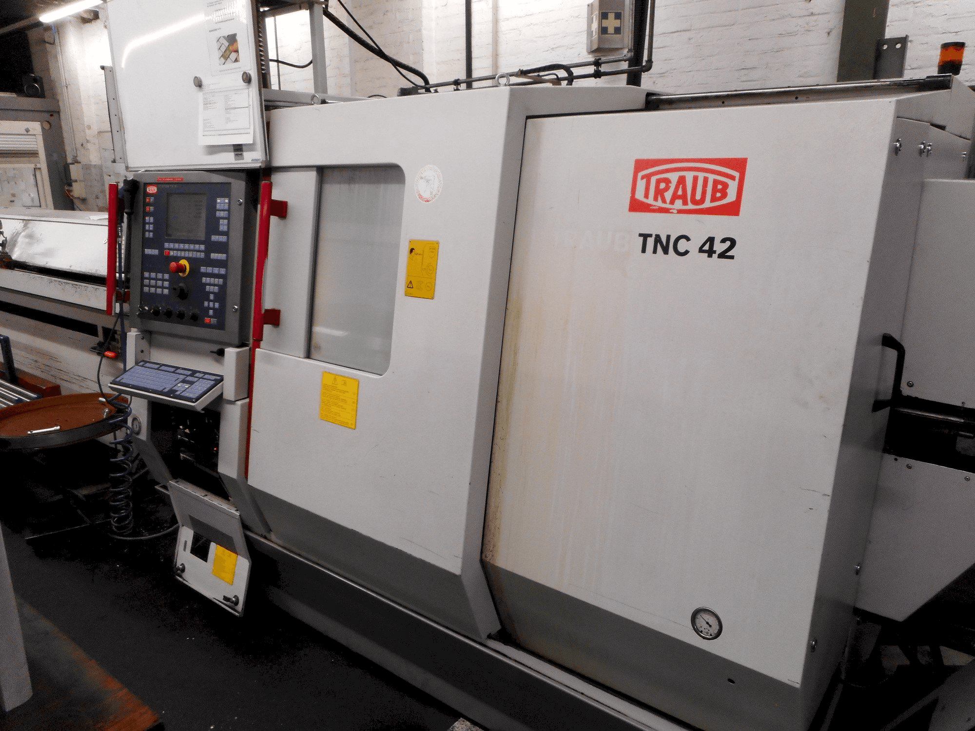 Frontansicht der TRAUB TNC42/65 Maschine