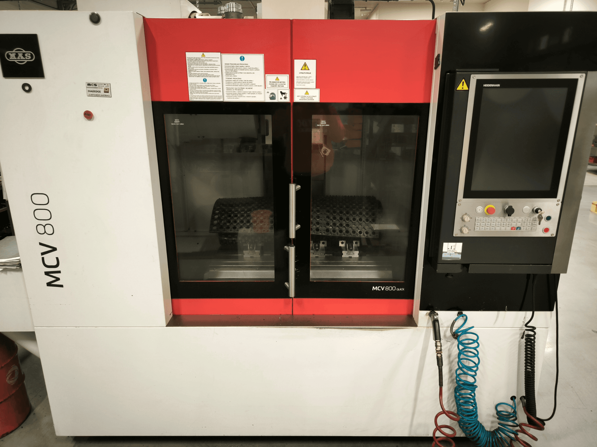 Vertikales Bearbeitungszentrum KOVOSVIT MAS MCV 800 QUICK, Frontansicht mit Bedienfeld und zwei Glastüren, die den Arbeitsraum zeigen.