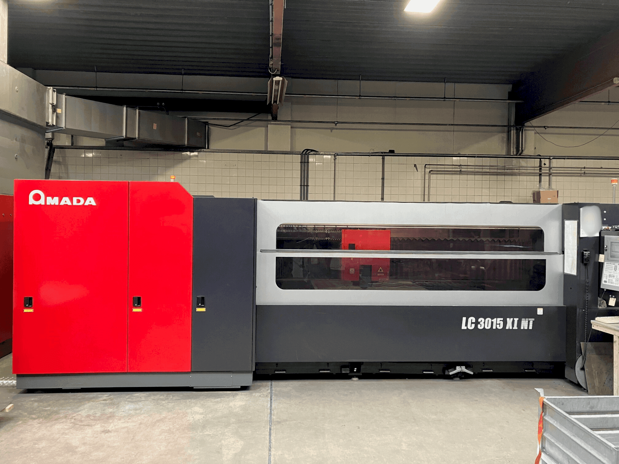 Frontansicht der AMADA LC3015X1NT 4kW Co2 Maschine