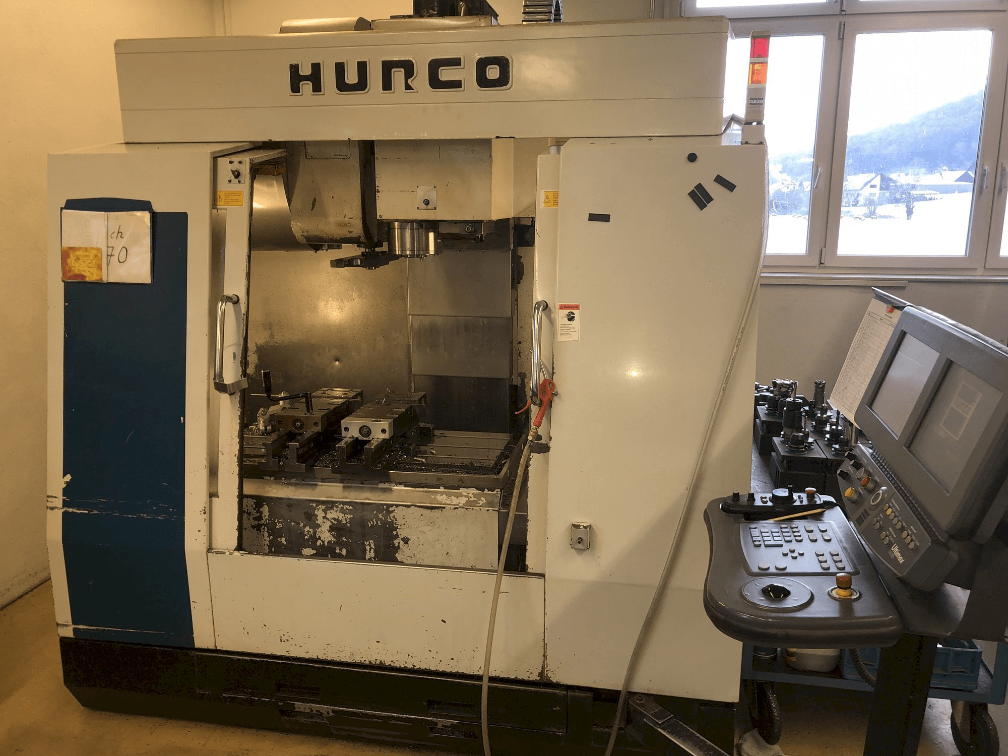 Frontansicht der Hurco BMC 30M Maschine