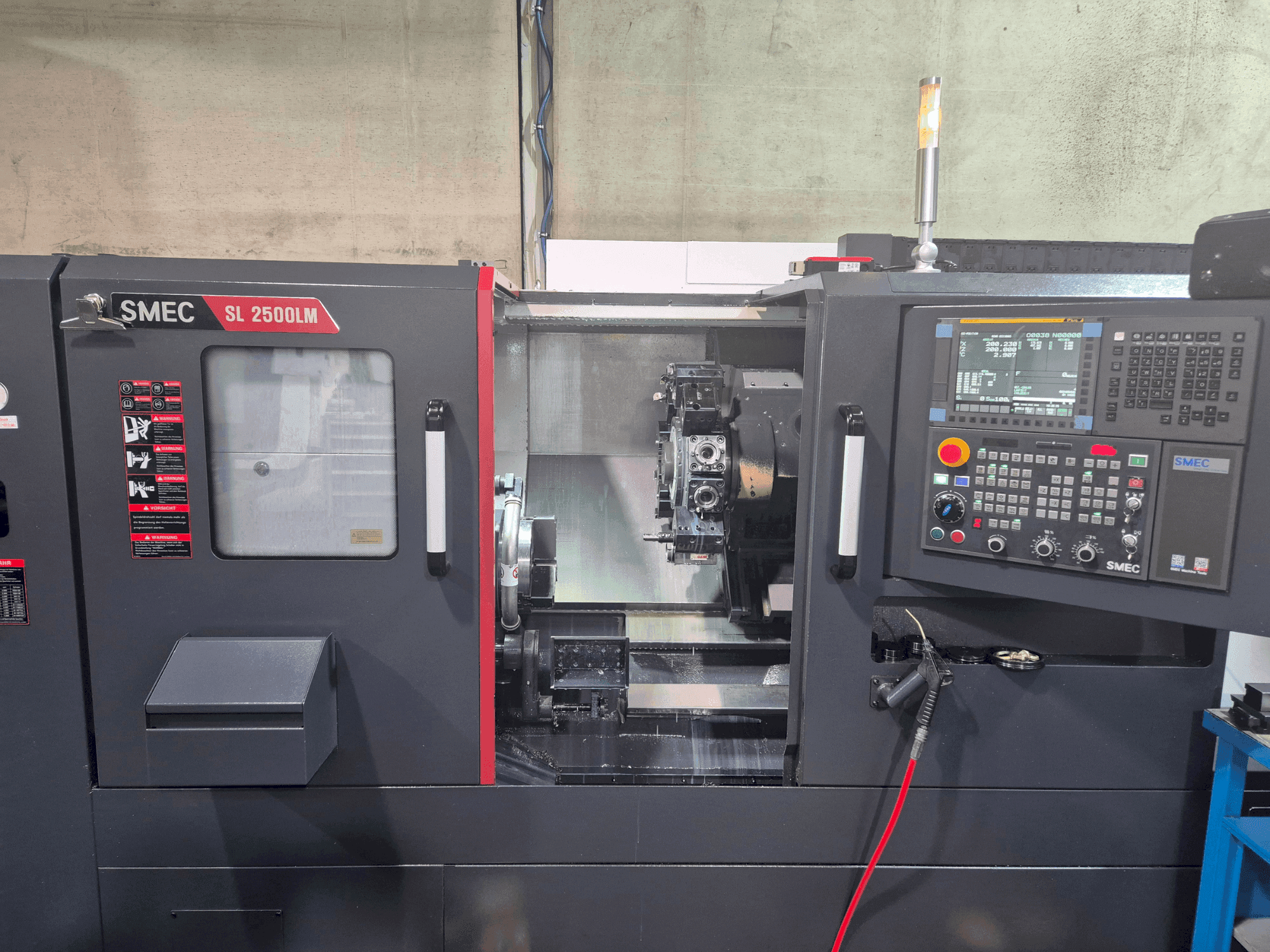 Frontansicht der SMEC SL2500LM Maschine