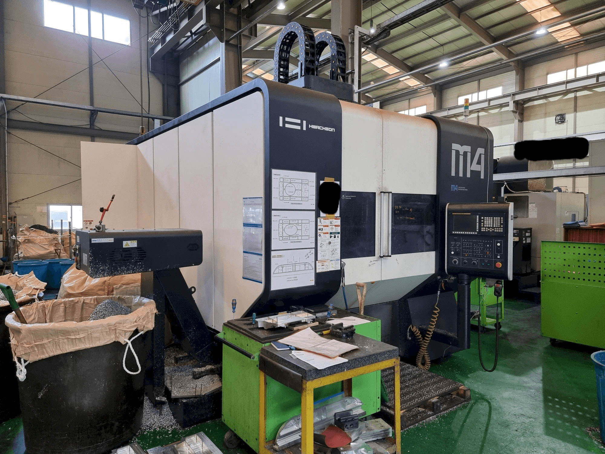 Frontansicht der HWACHEON M4-5AX Maschine