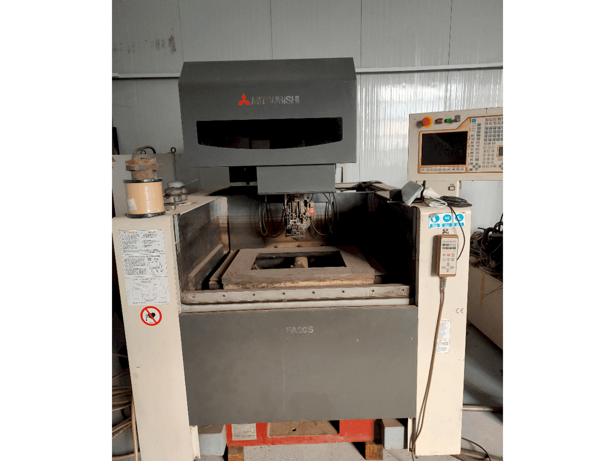 Frontansicht der Mitsubishi FA20SM Maschine