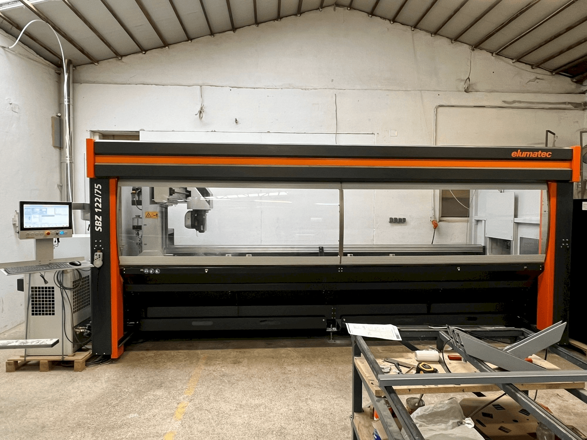 Frontansicht der Elumatec SBZ 122/75 Maschine