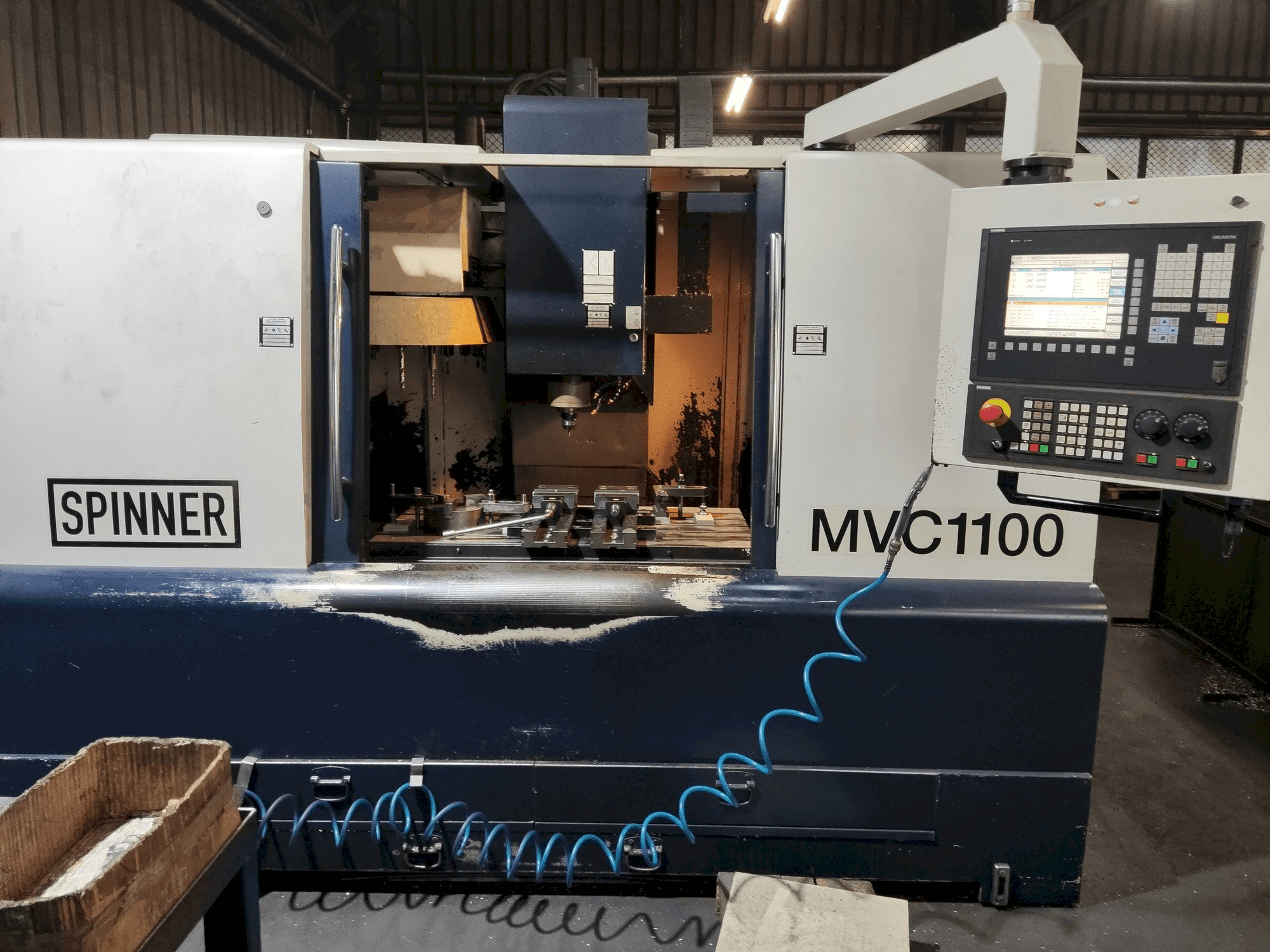 Frontansicht der SPINNER MVC-1100 Maschine