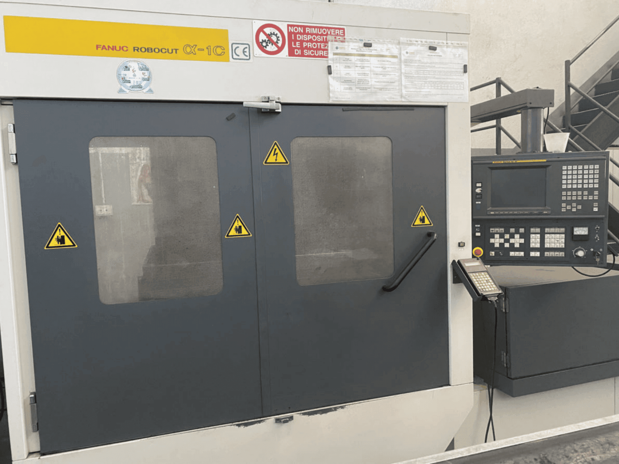 Frontansicht der FANUC Robocut alpha-1C Maschine