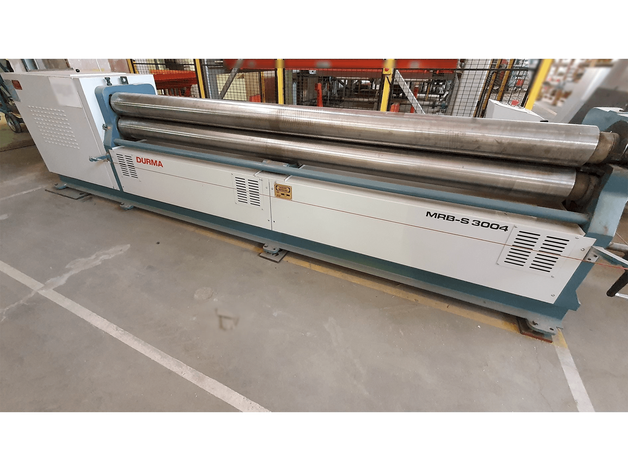 Frontansicht der Durma MRB S 3004 Maschine