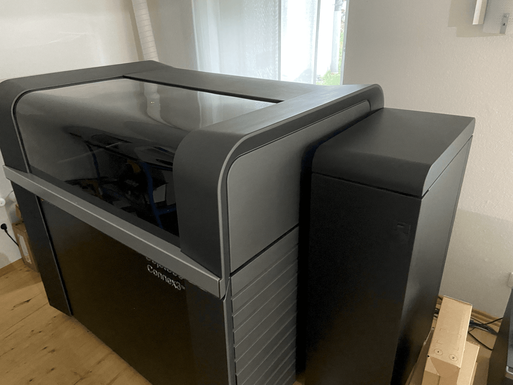 Frontansicht der Stratasys Objet500 Connex3 Maschine