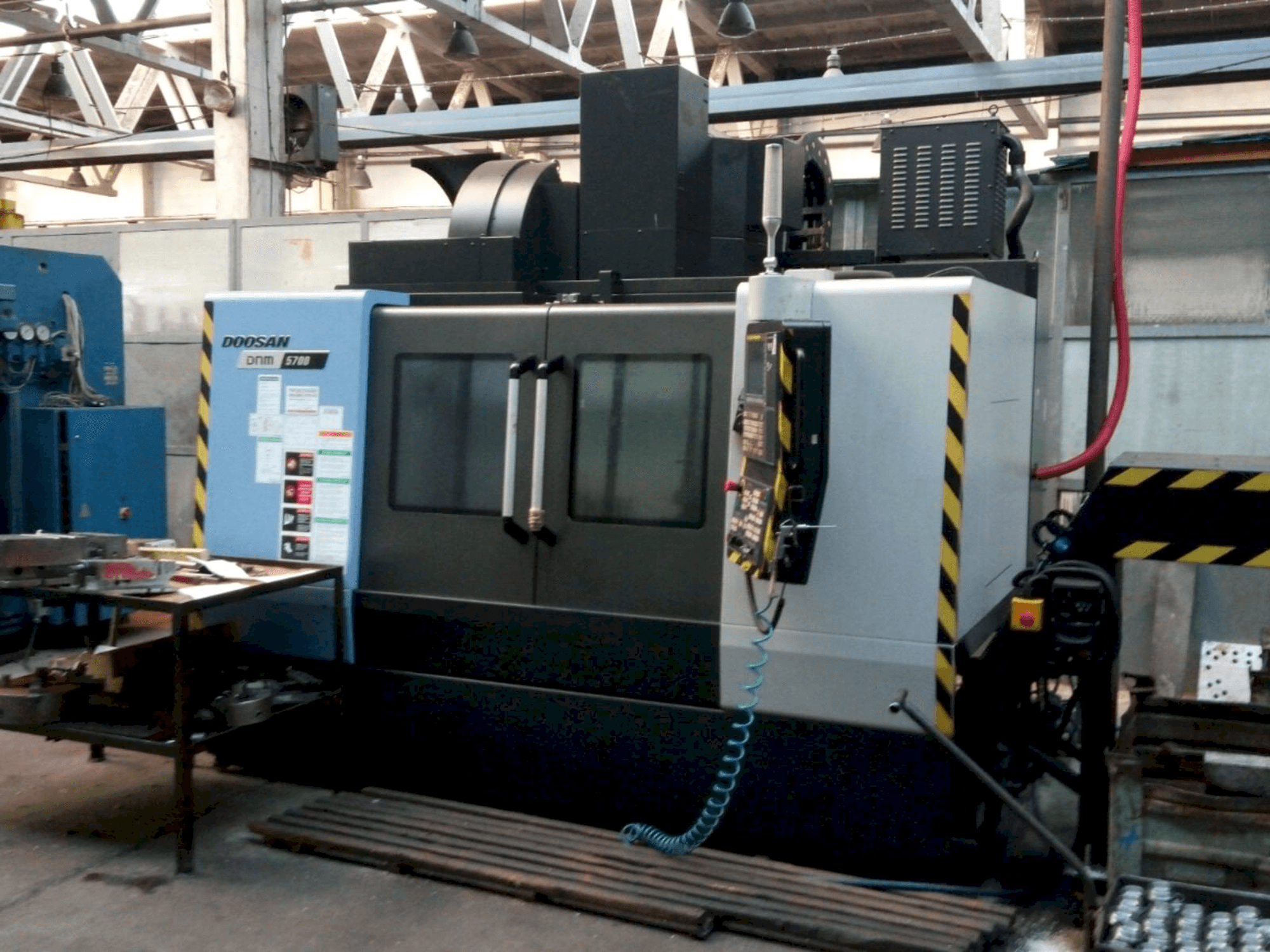 Frontansicht der Doosan DNM 5700 Maschine