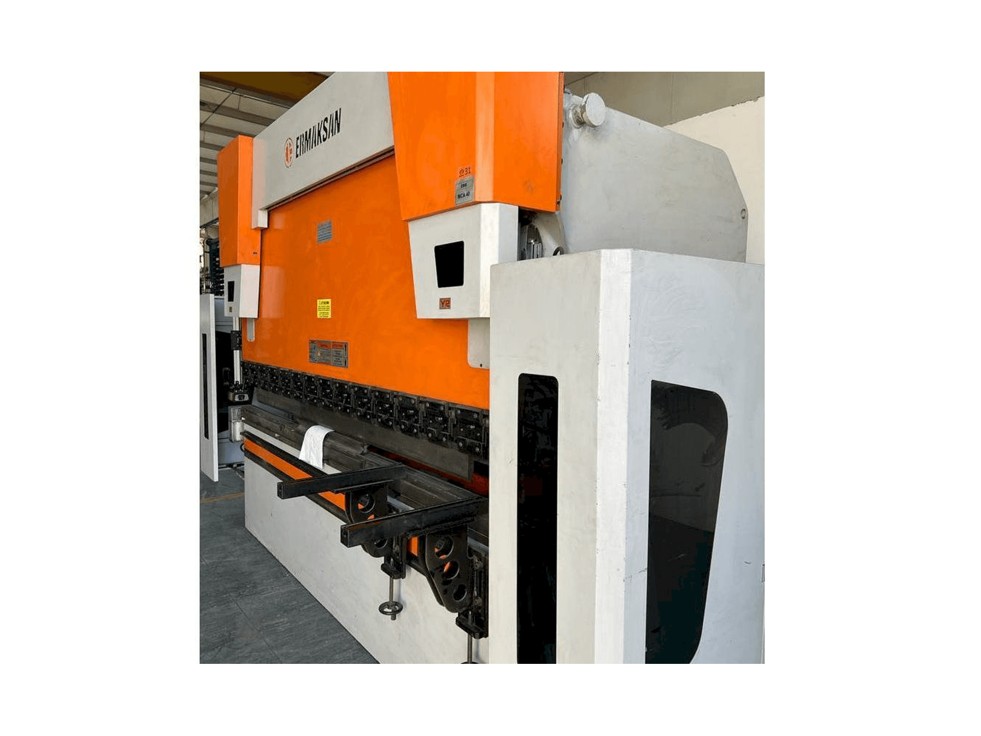 Frontansicht der ERMAKSAN Speed Bend Pro 3100x175 Maschine