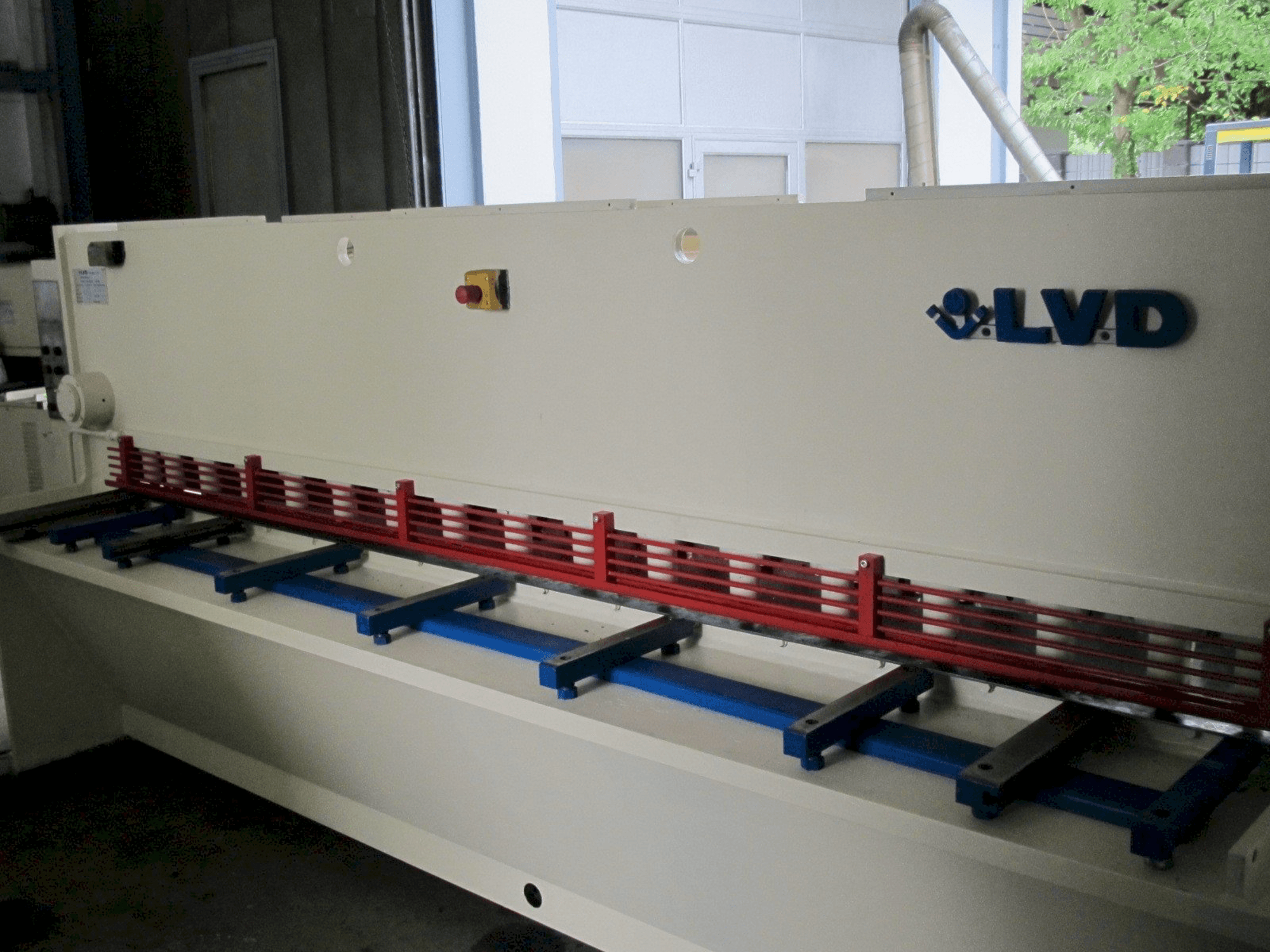 Frontansicht der LVD HST 31/6 Maschine