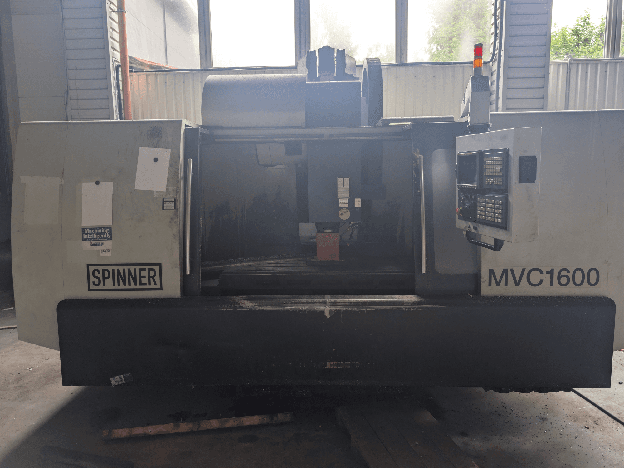Das vertikale Bearbeitungszentrum SPINNER MVC-1600, Ansicht von vorne, zeigt das Bedienfeld und den Bearbeitungsbereich. Geeignet für die Präzisionsbearbeitung.