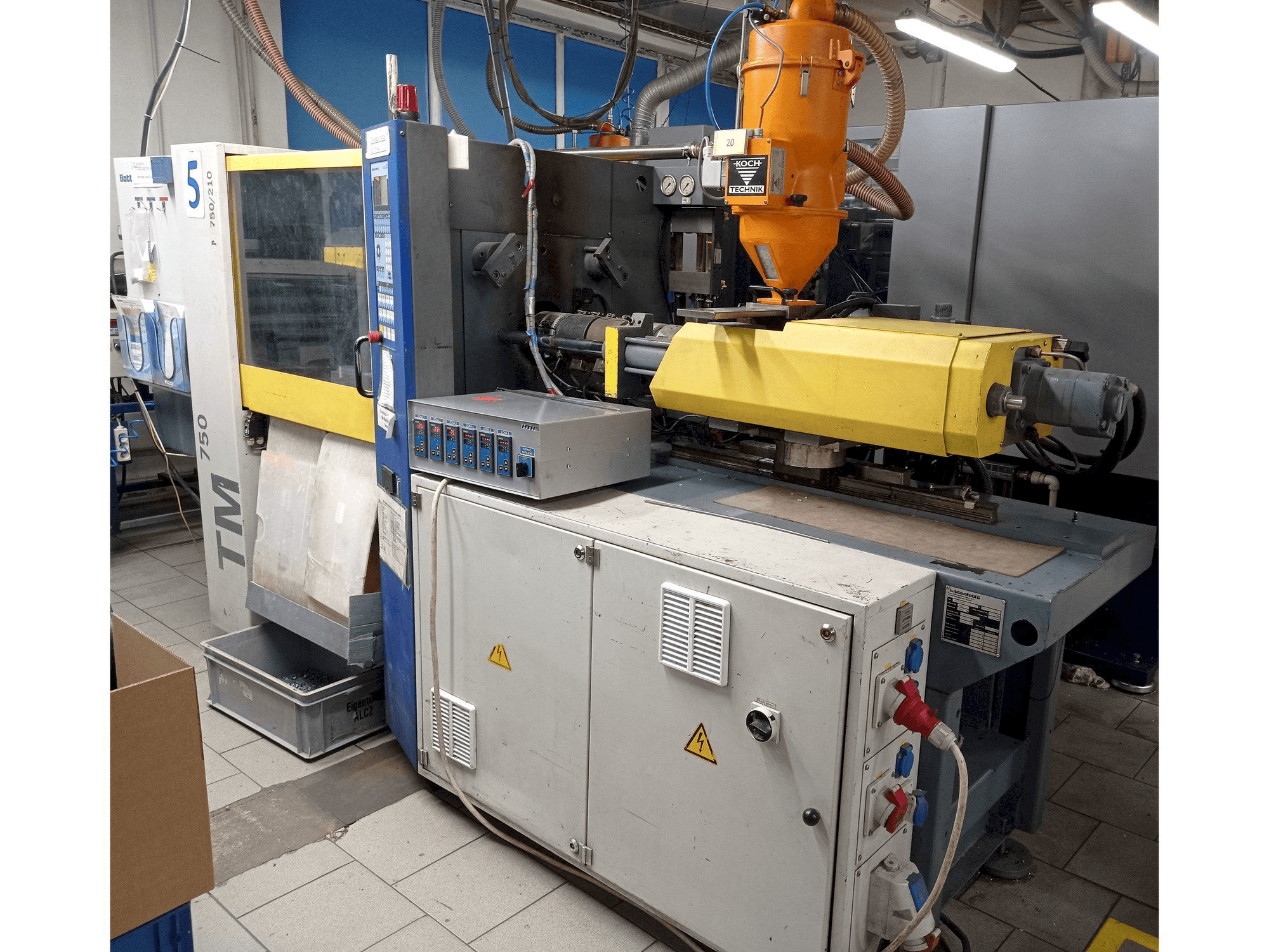 Frontansicht der Battenfeld TM 750/210 Maschine