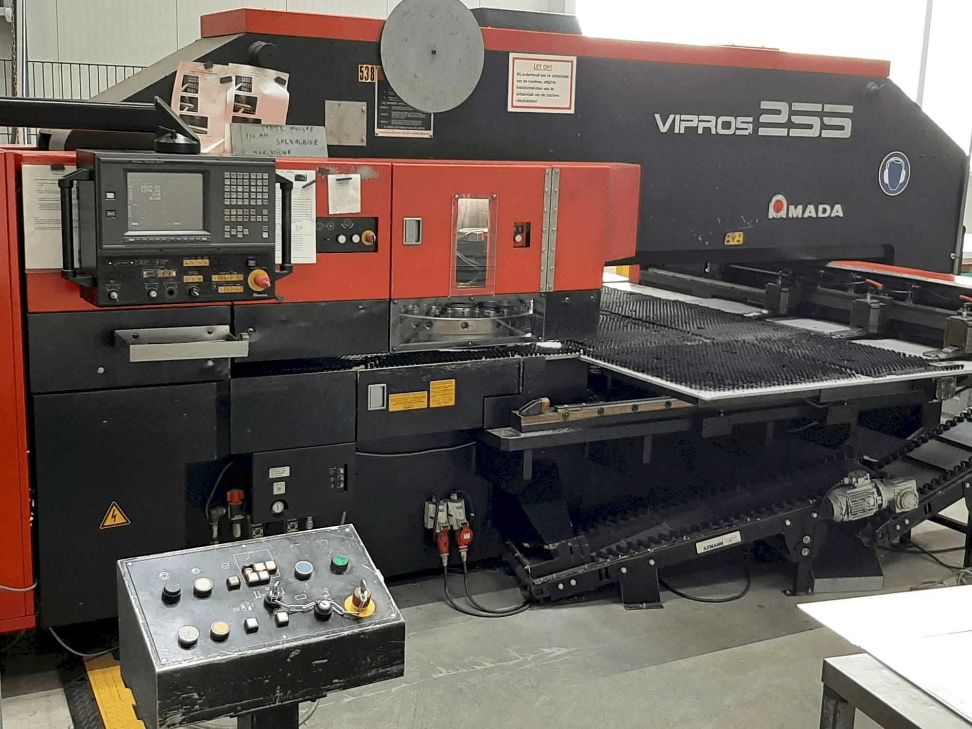 Frontansicht der AMADA VIPROS 255 Maschine