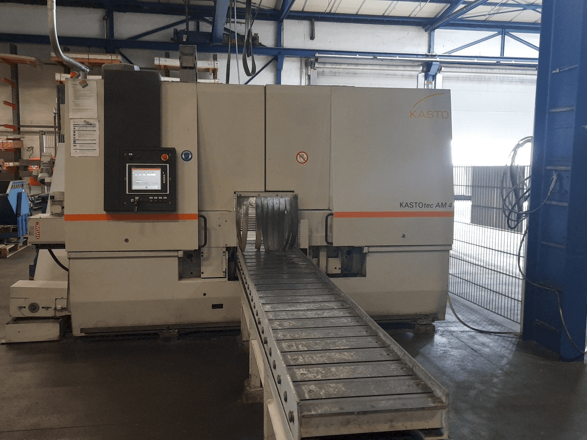Frontansicht der KASTO tec AM 4 Maschine