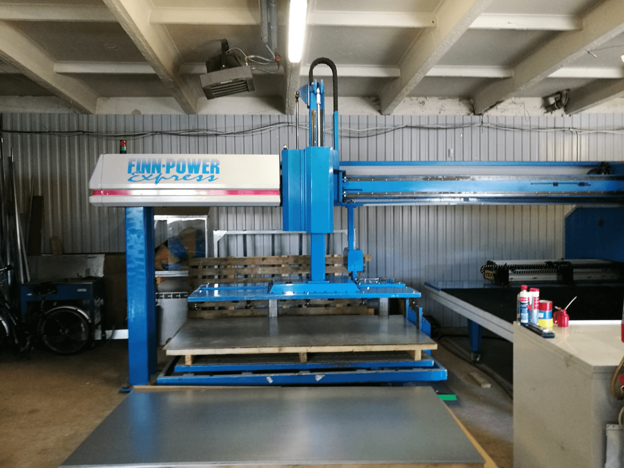 Frontansicht der Finn-Power A5-20 SB Maschine