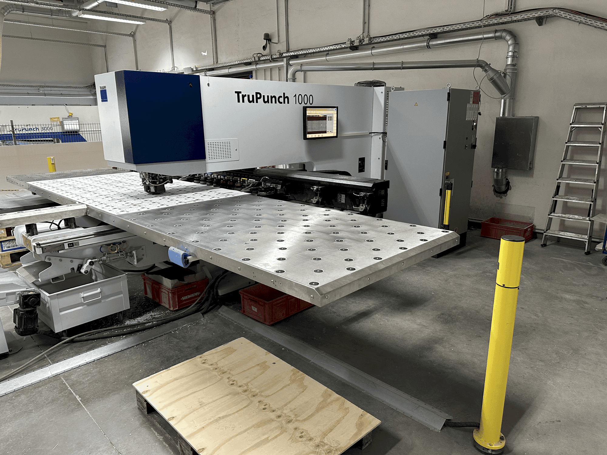 Frontansicht der TRUMPF TruPunch 1000 Maschine