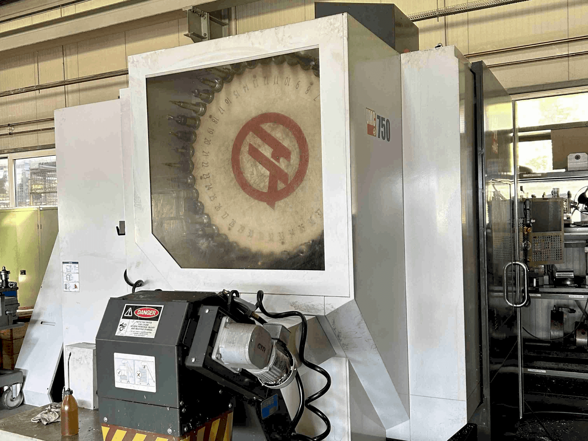 Frontansicht der HAAS UMC-750 Maschine