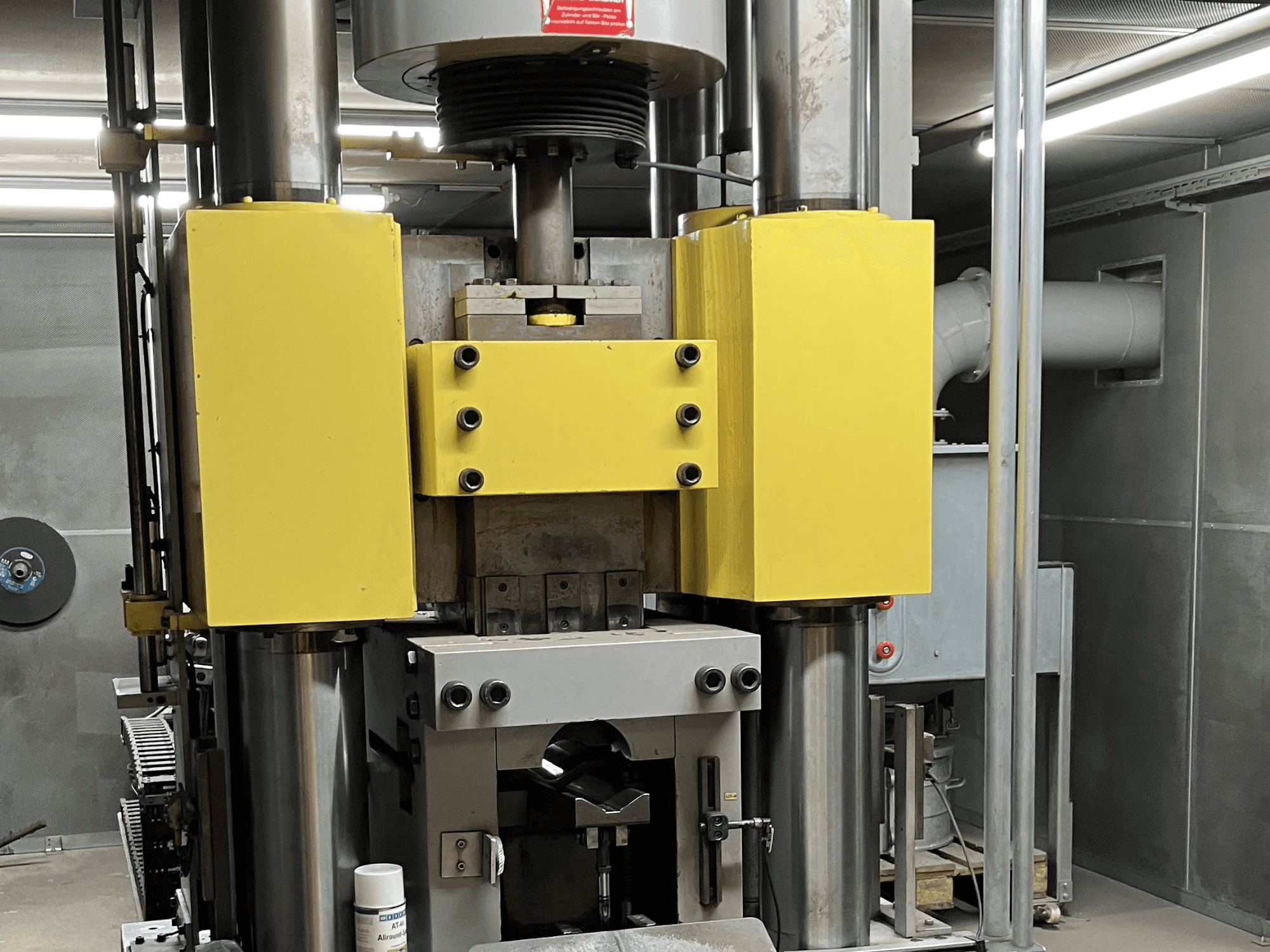 Hydraulische Presse WINTER VSP 350 in der Seitenansicht, mit gelben und grauen Elementen, mit sichtbaren Hydraulikzylindern und Steuerungen.