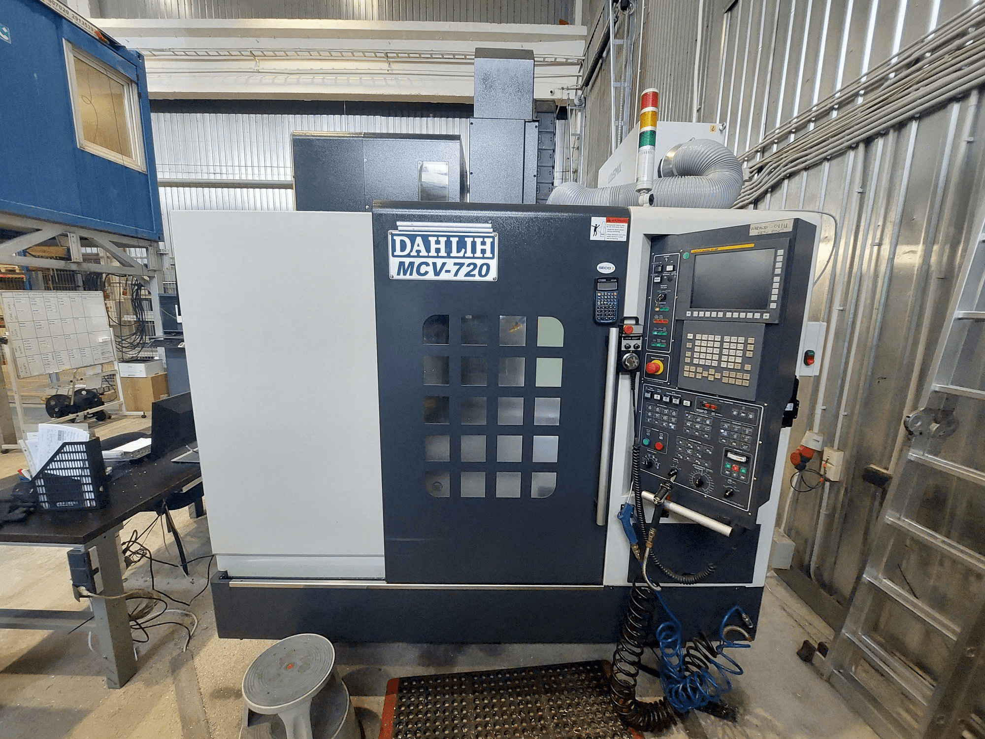 Frontansicht der DAH LIH MCV-720 Maschine