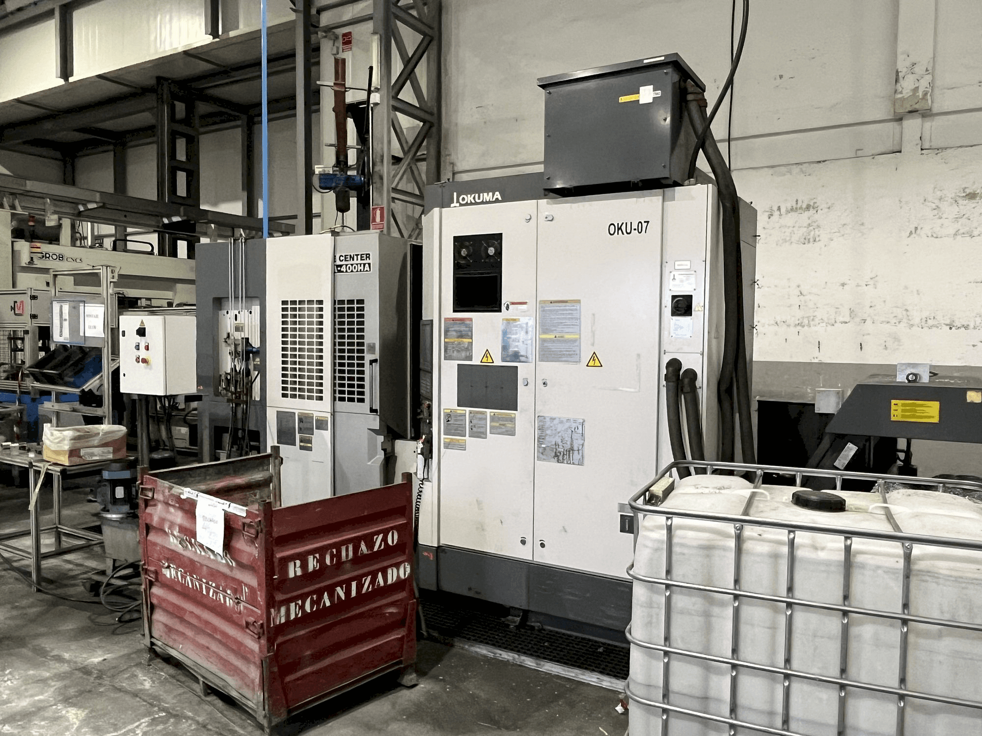 Frontansicht der Okuma MA-400HA Maschine