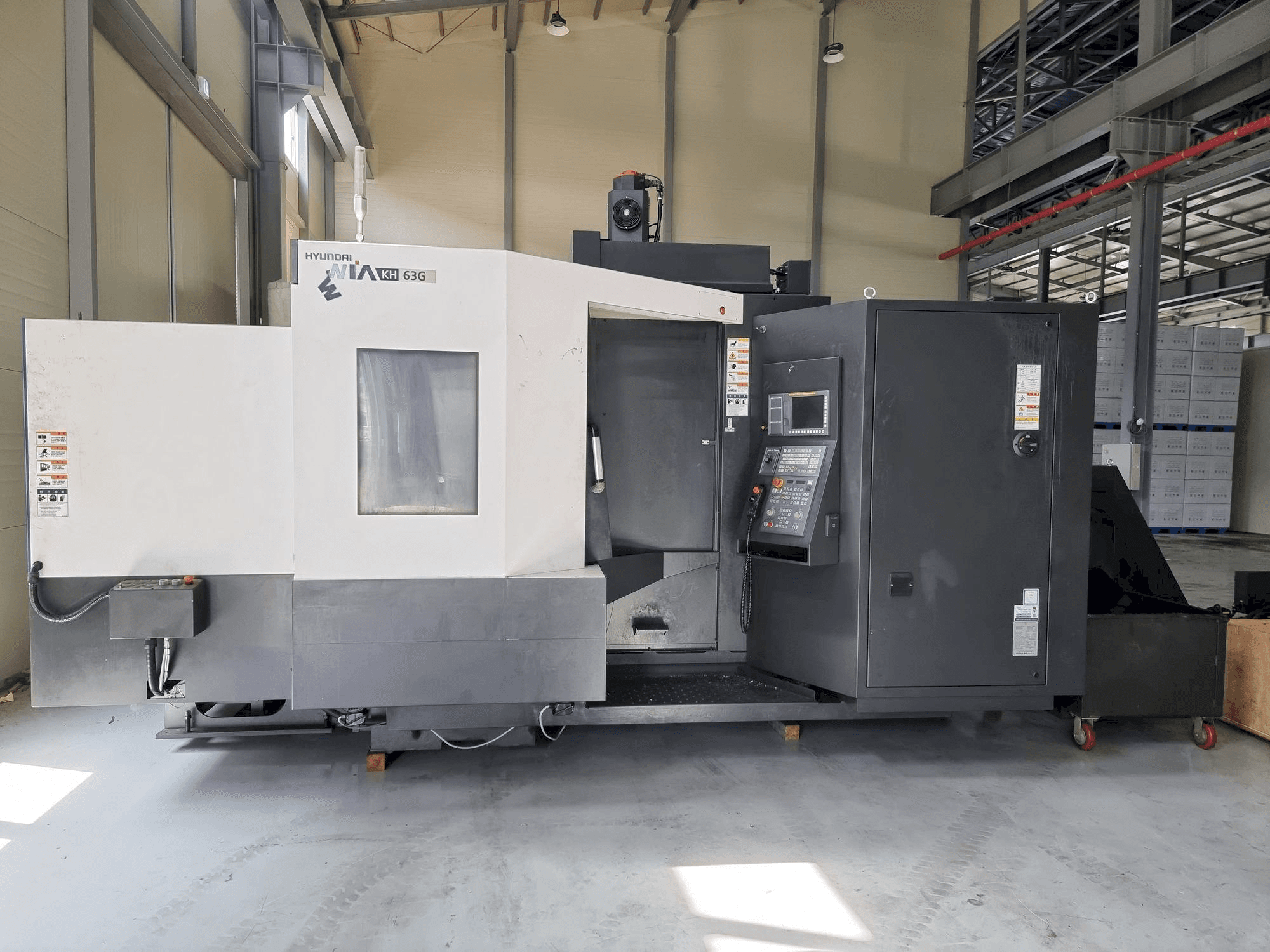 Frontansicht der Hyundai Wia KH63G Maschine