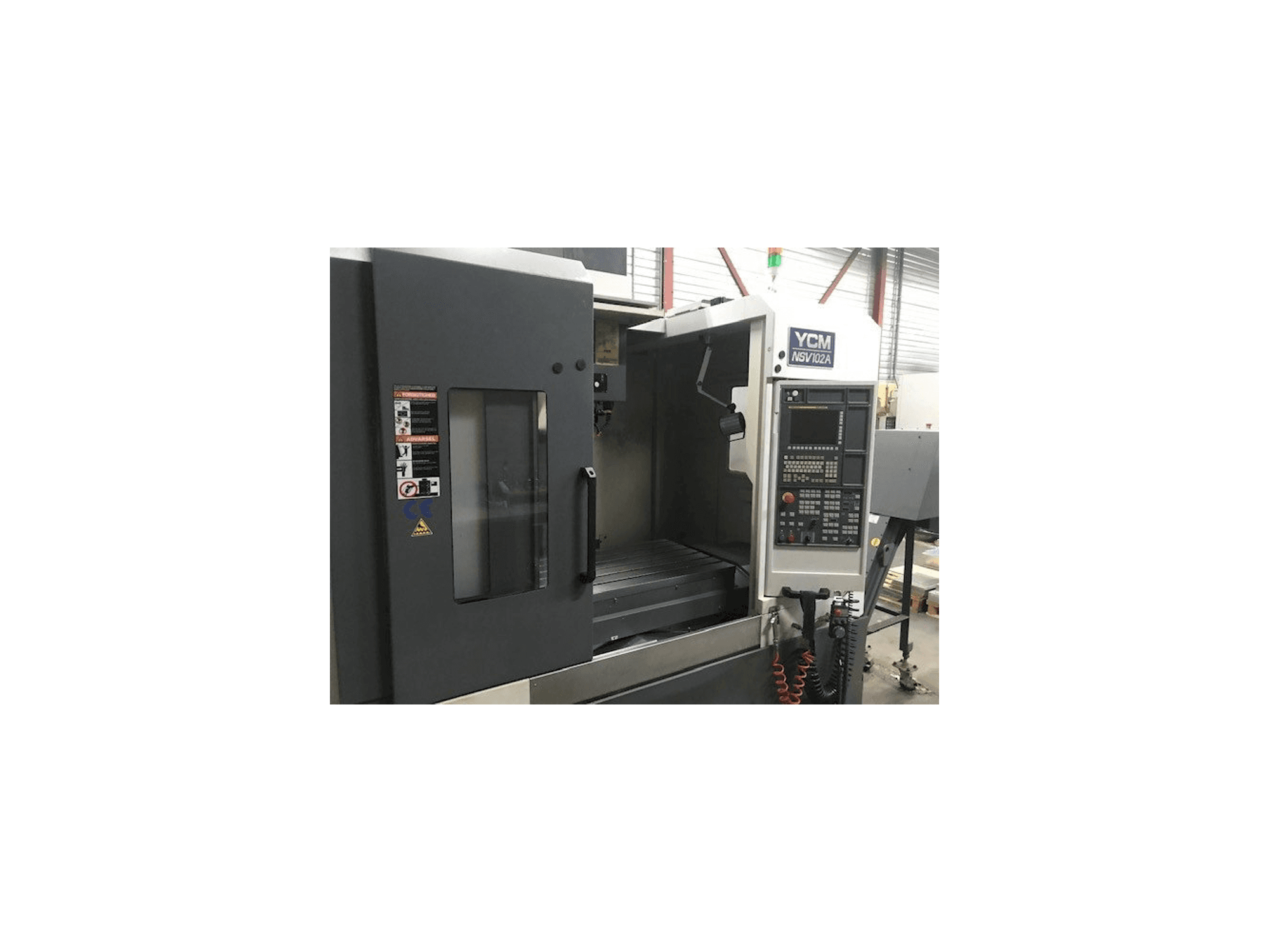 Frontansicht der YCM NSV102A Maschine