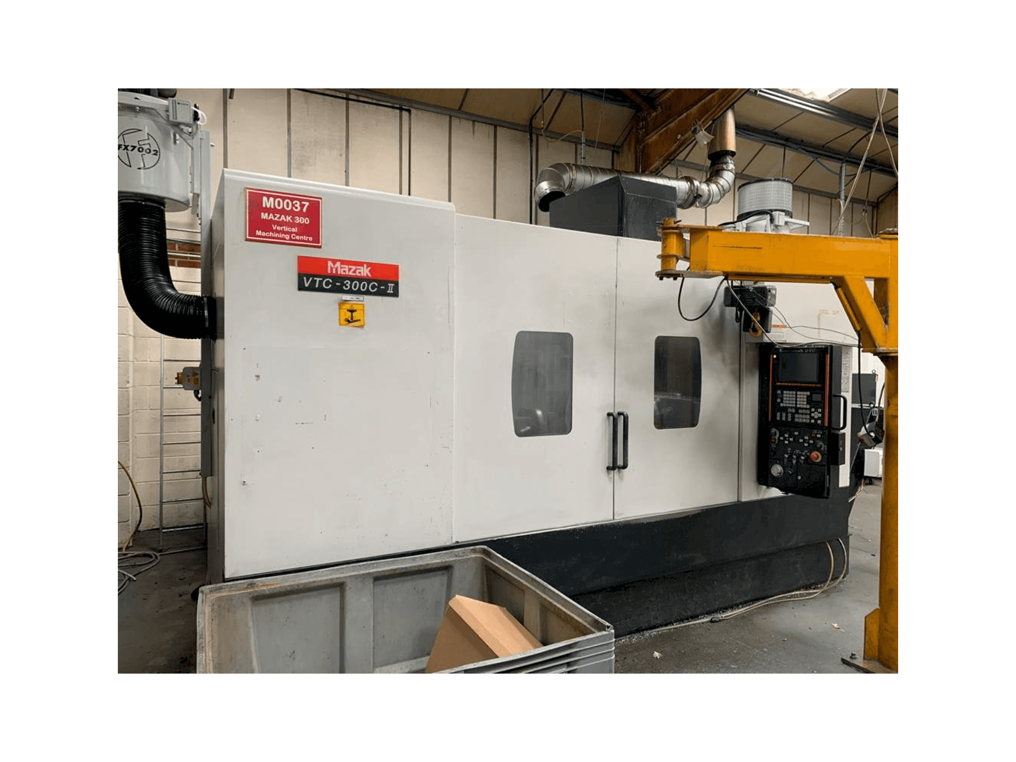 Frontansicht der Mazak VTC-300C-II Maschine