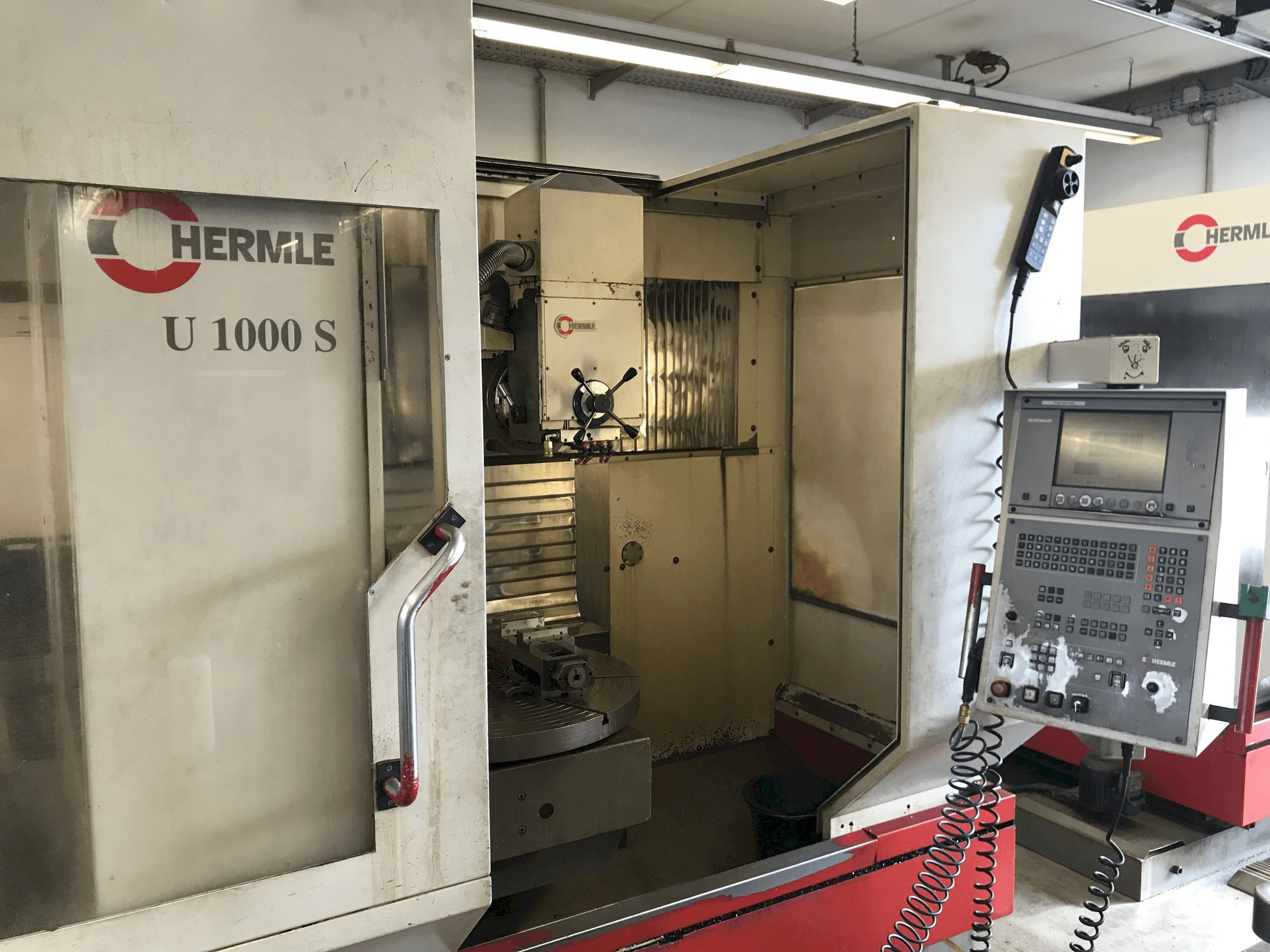 Frontansicht der HERMLE U 1000 S Maschine