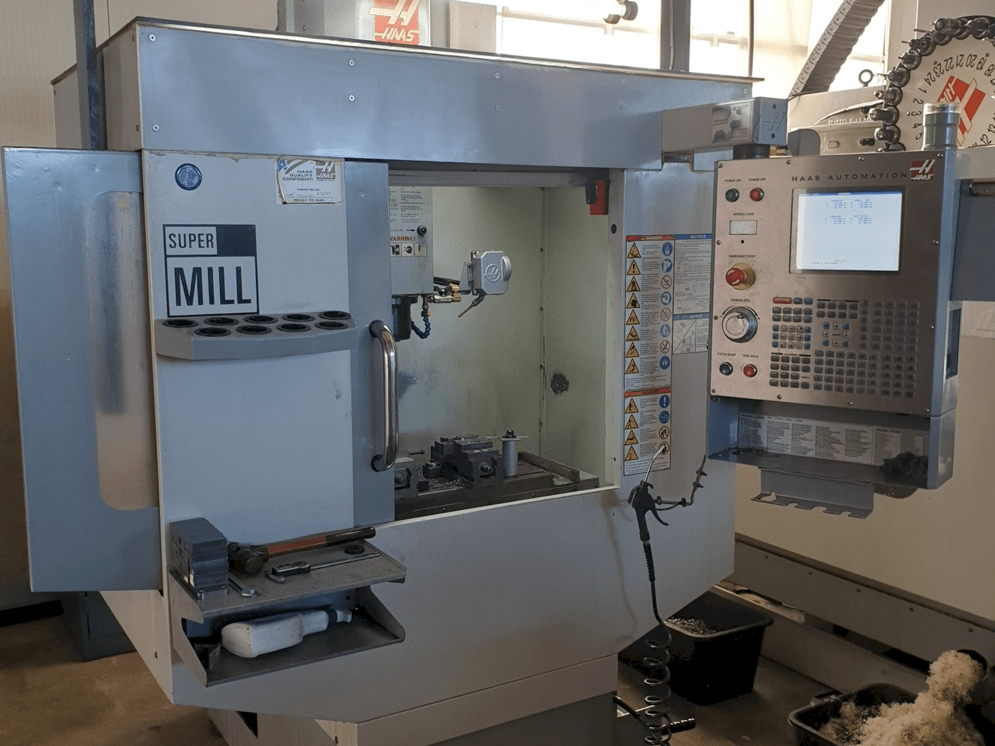 Frontansicht der HAAS SUPER MINI MILL Maschine