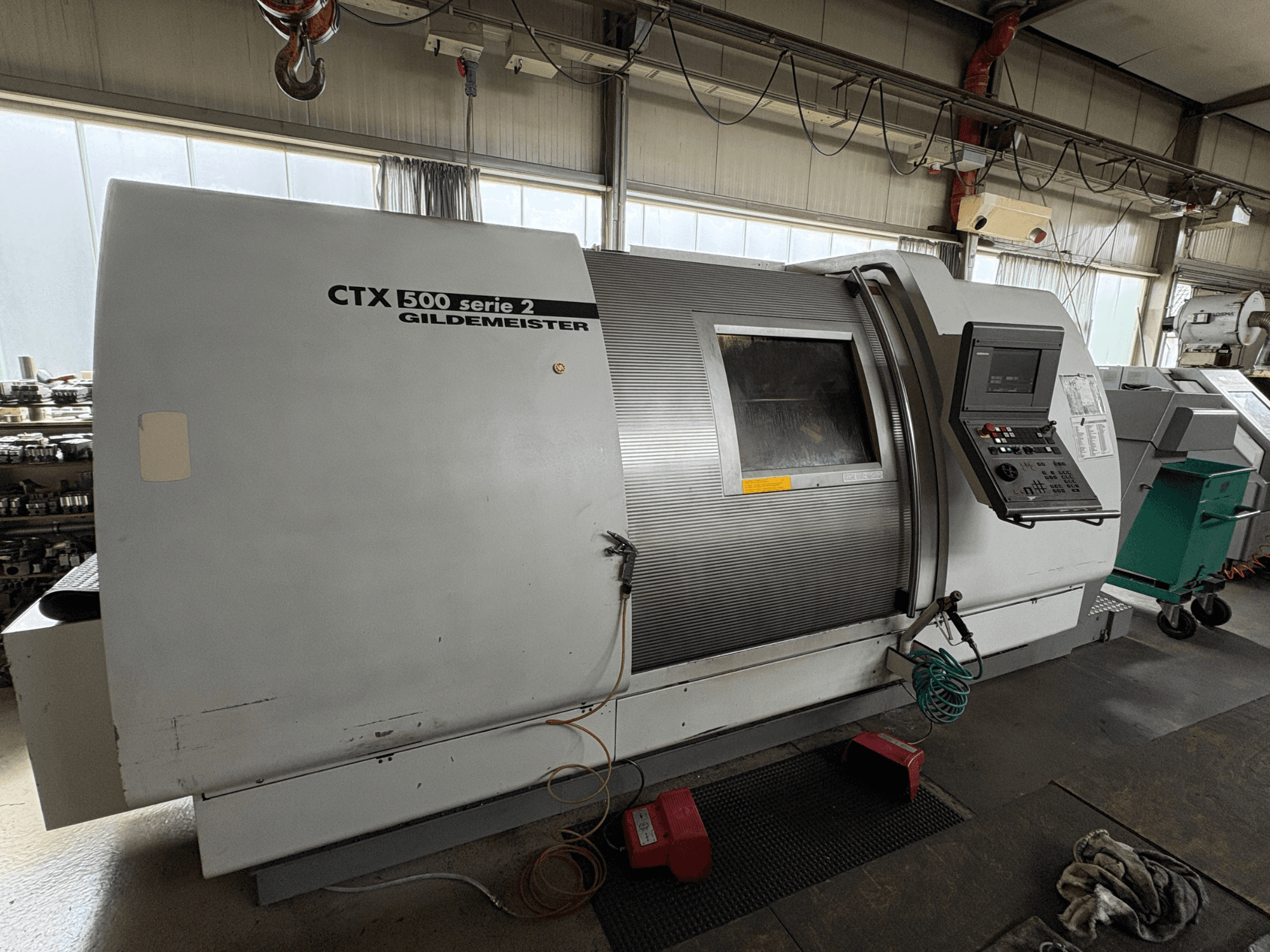 Horizontal-Drehmaschine Gildemeister CTX 500 S2, Seitenansicht, mit Blick auf das Bedienfeld und Details des Maschinenkörpers.