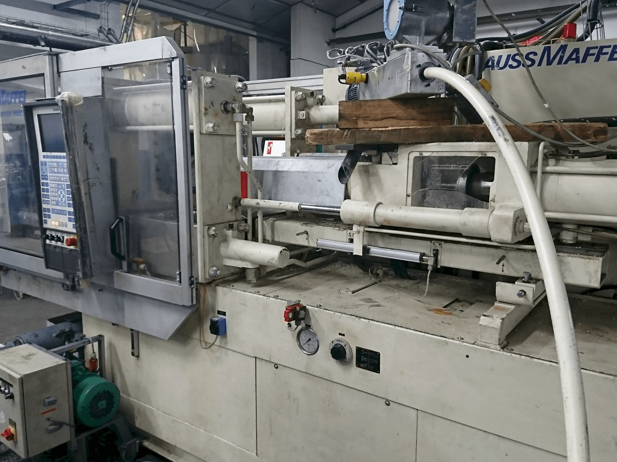 Frontansicht der Krauss Maffei 150-700 C1 Maschine