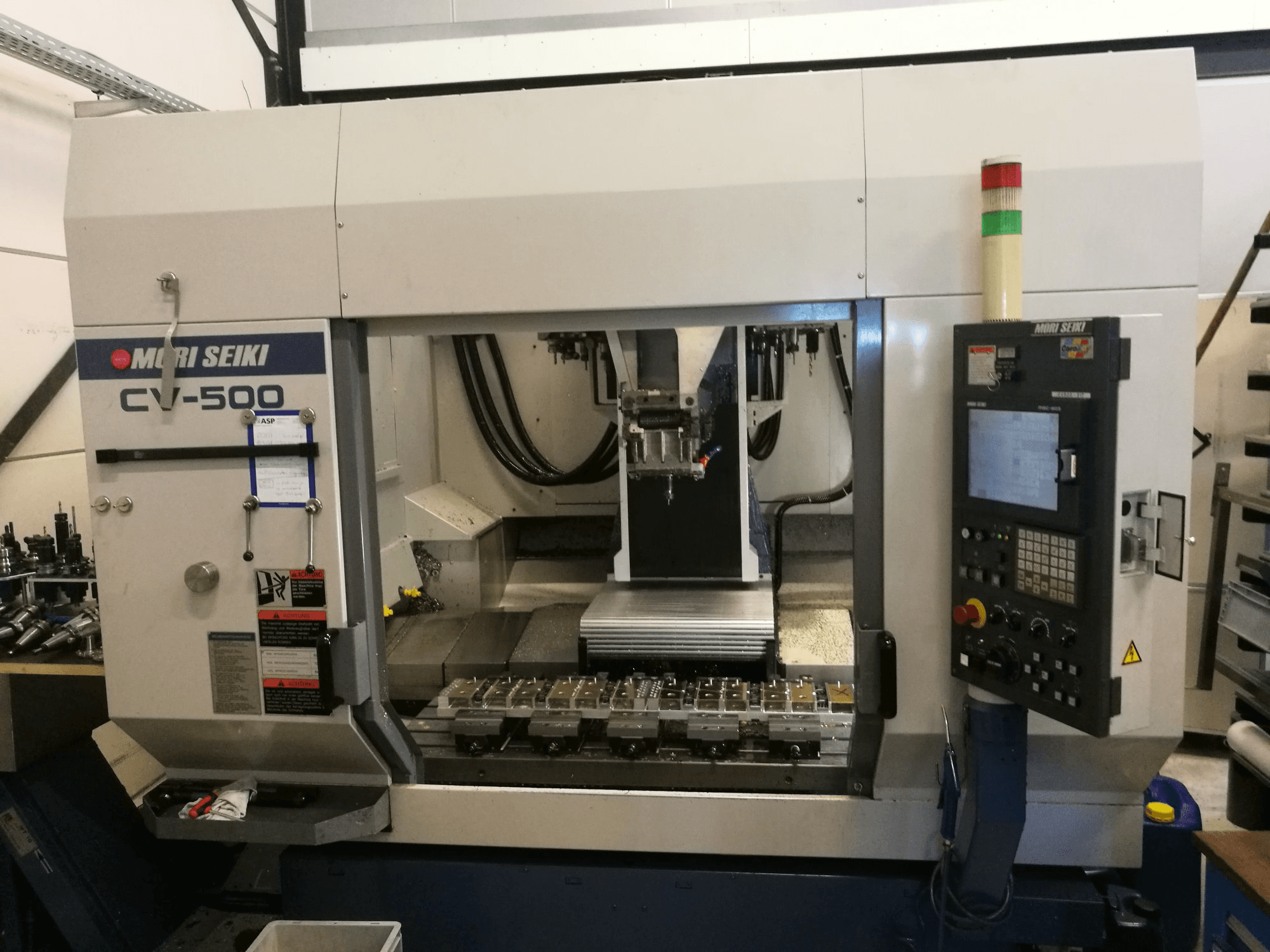 Frontansicht der MORI SEIKI CV-500B Maschine
