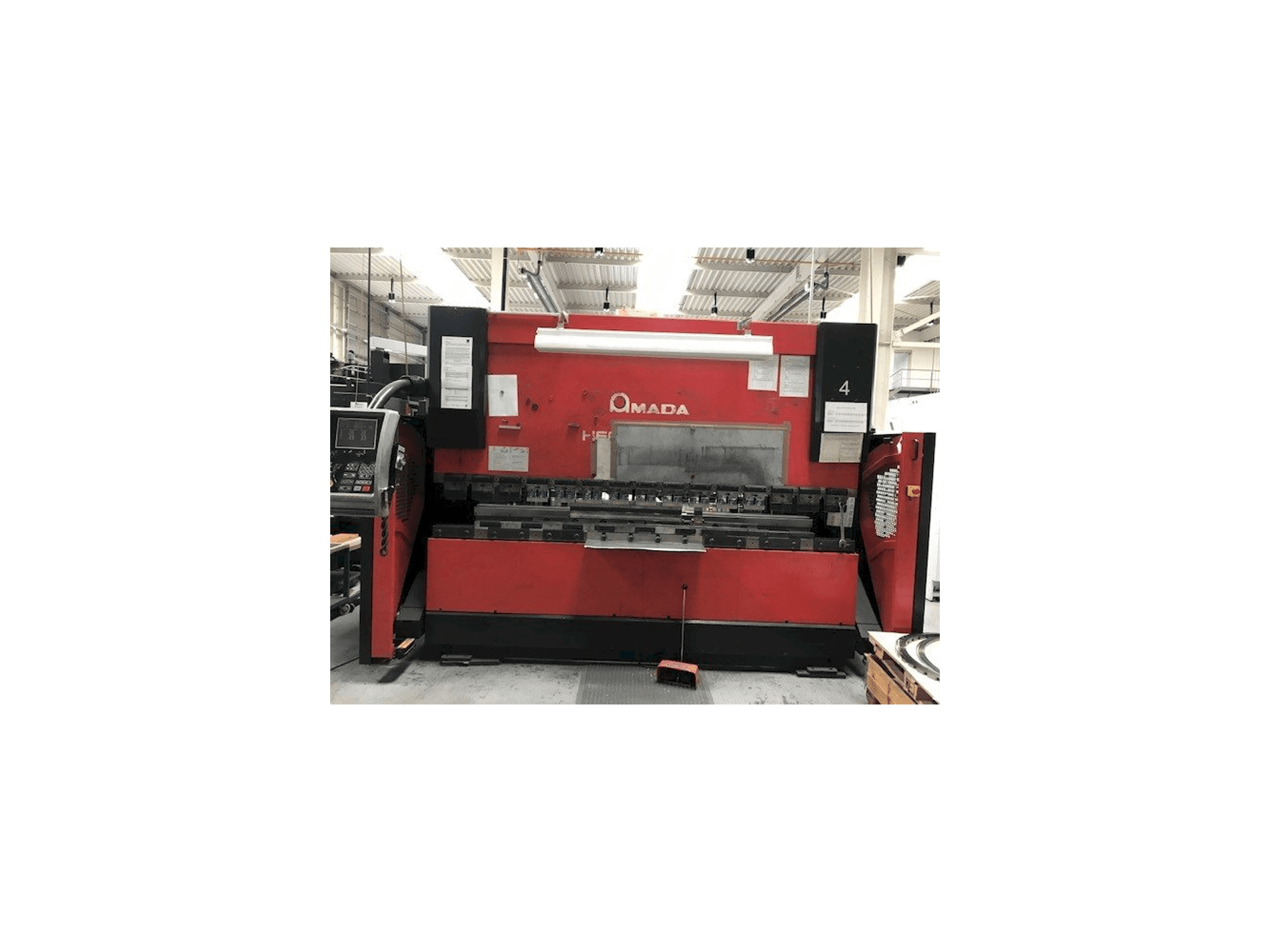 Frontansicht der AMADA HFE 100-3 Maschine