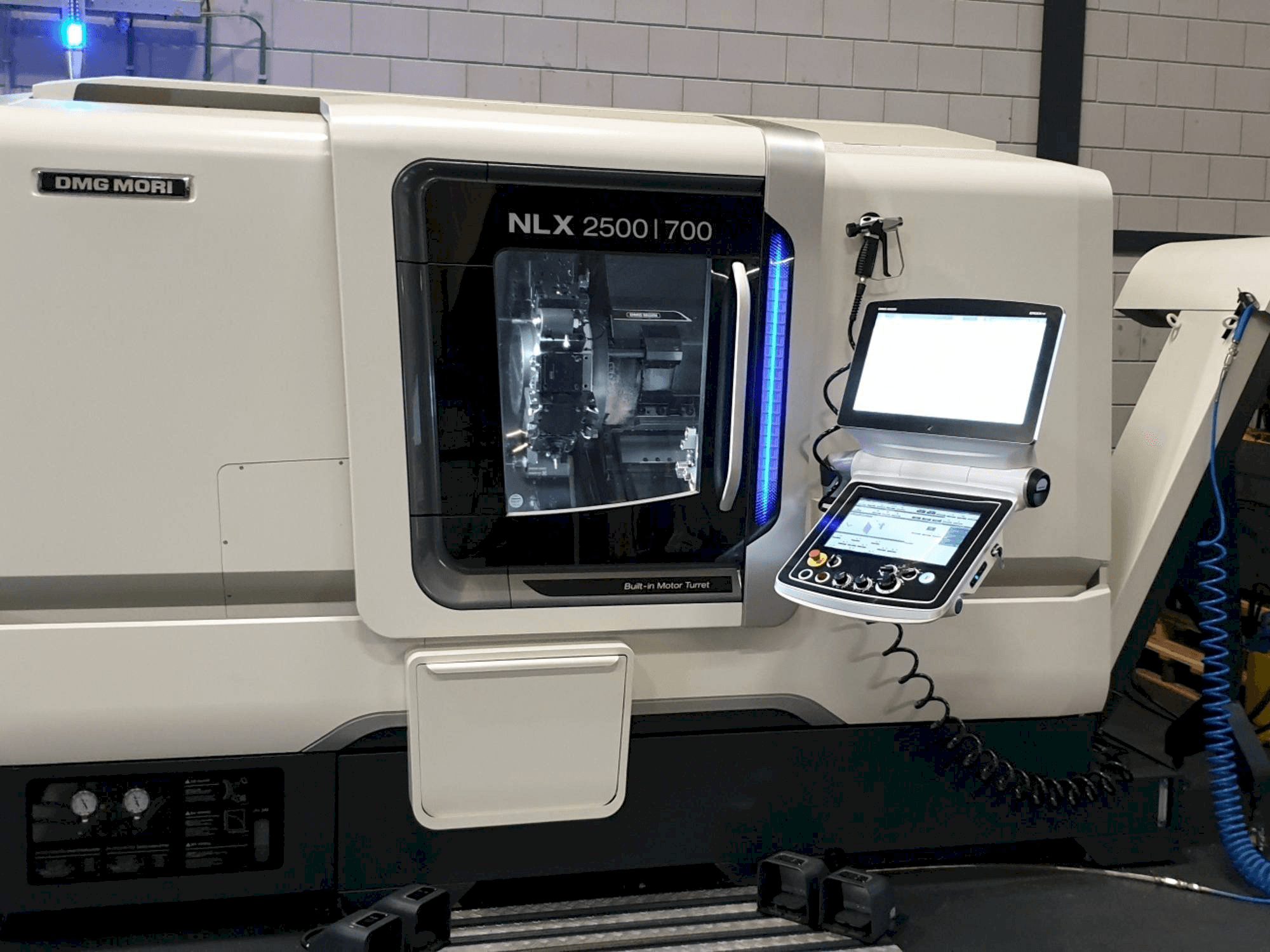 Frontansicht der DMG MORI NLX2500 / 700 SY Maschine