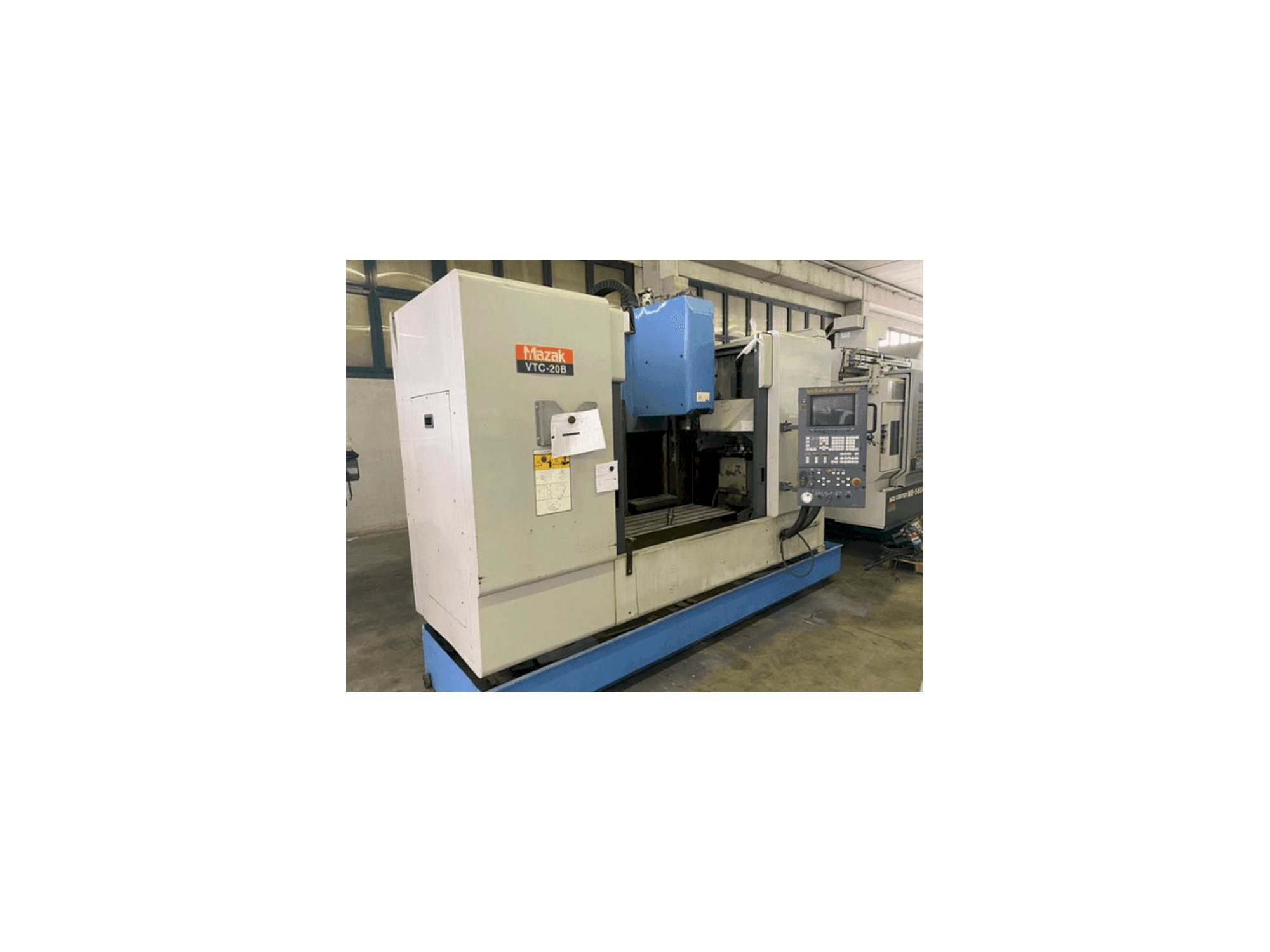 Frontansicht der Mazak VTC-20B Maschine