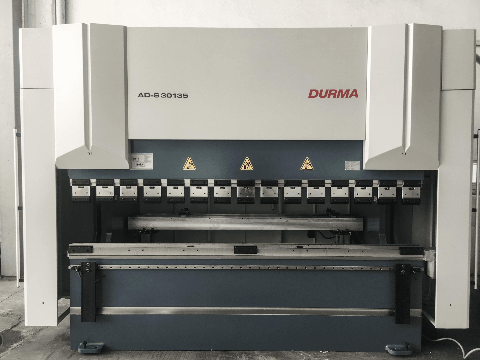 Frontansicht der Durma AD-S 30135 Maschine