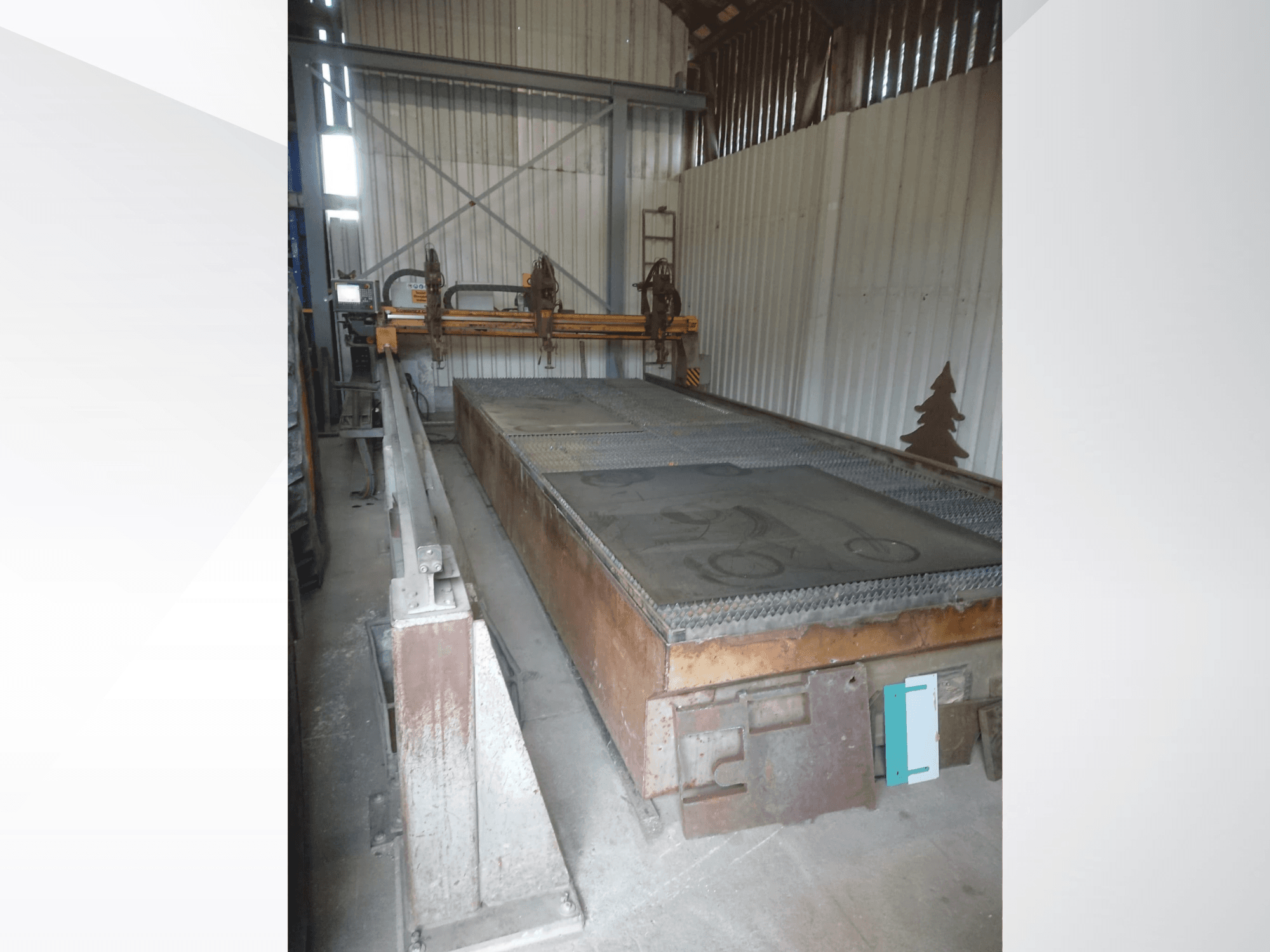 Plasmaschneidemaschine ESAB Combirex CXD P 3500, Vorderansicht, mit Schneidetisch und montierter Ausrüstung in einer Werkstattumgebung.