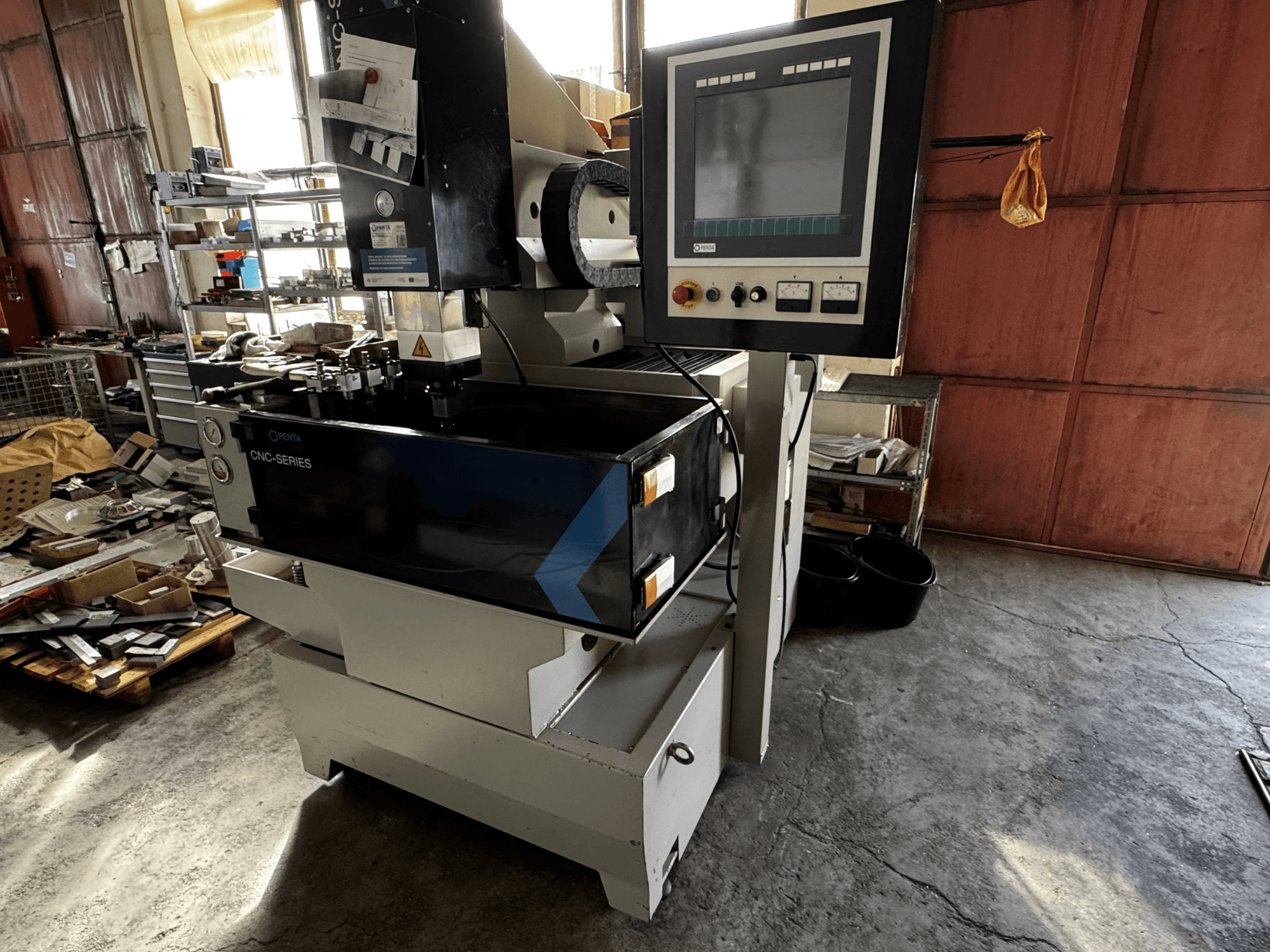 PENTA 433GS CNC-Senkerodiermaschine, Vorderansicht. Zeigt Bedienfeld, Elektrodenhalter und Metallarbeitstisch.