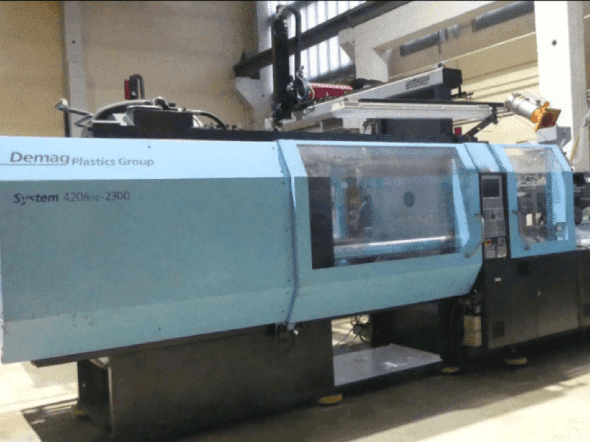 Frontansicht der DEMAG Ergotech 420/810-2300 Maschine